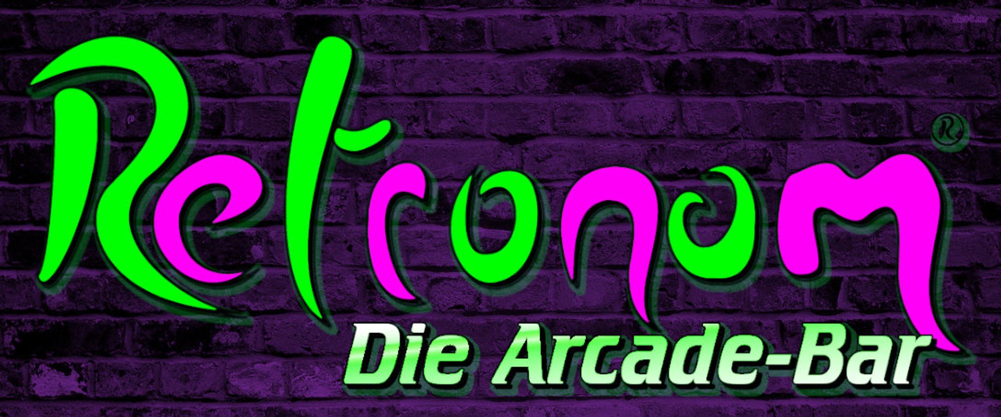 Das Retronom-Logo in abwechselnd grünen und lila Buchstaben vor einer Ziegelsteinwand. Dazu der Untertitel "Die Arcade-Bar"