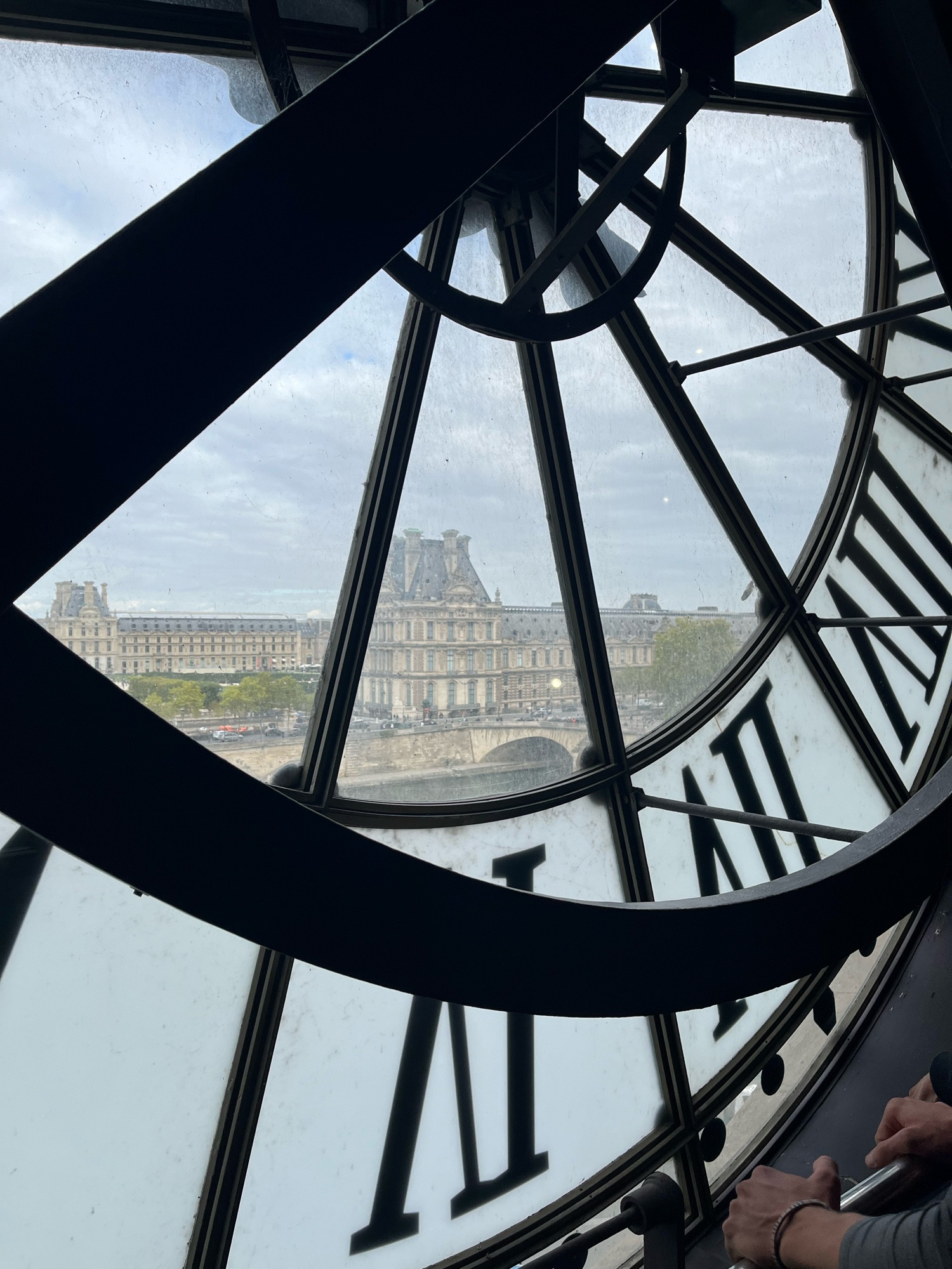 Museu do Louvre visto do Museu d’Orsay, 14 out 2023.