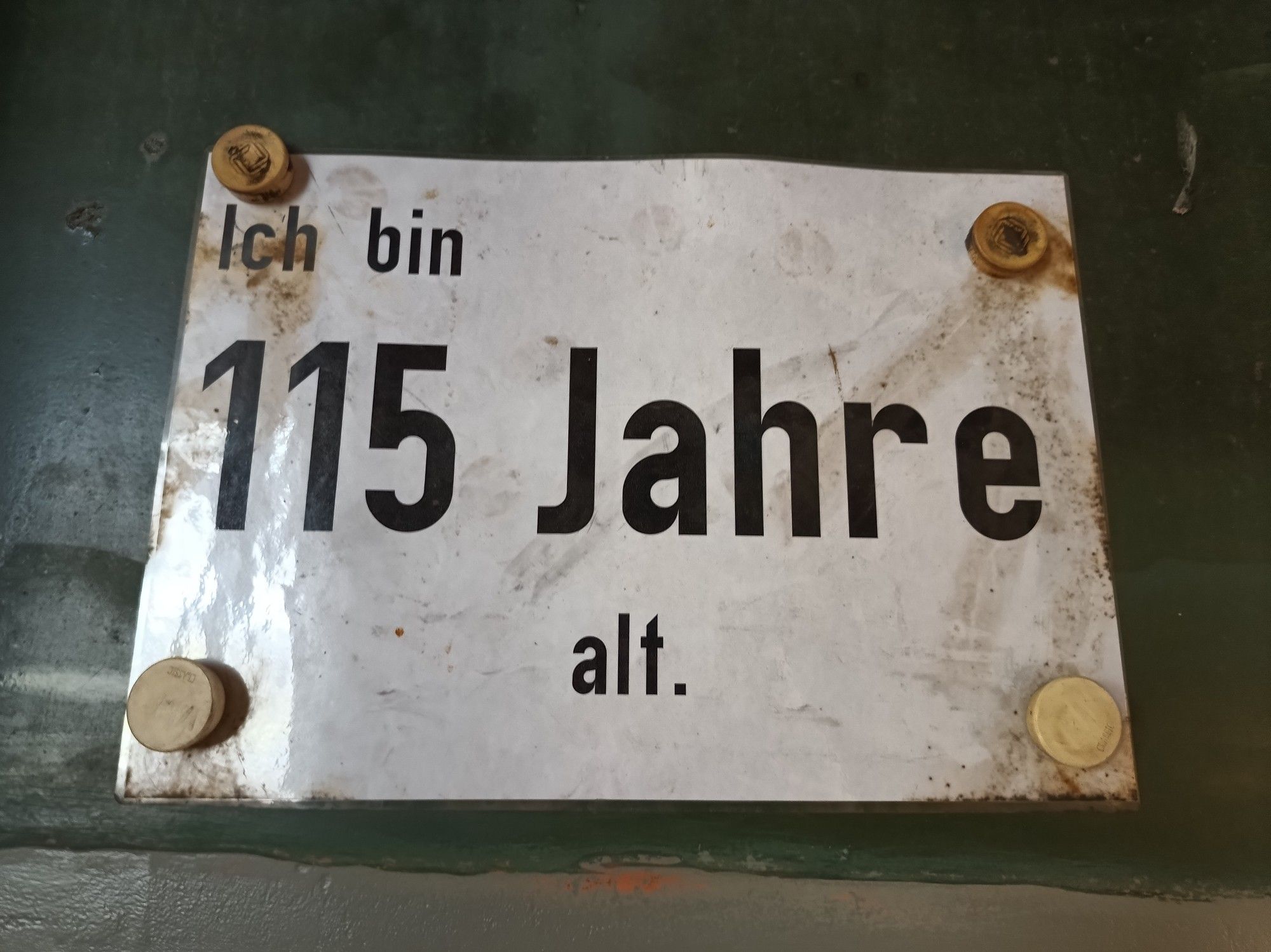 schild mit der aufschrift "ich bin 115 jahre alt"