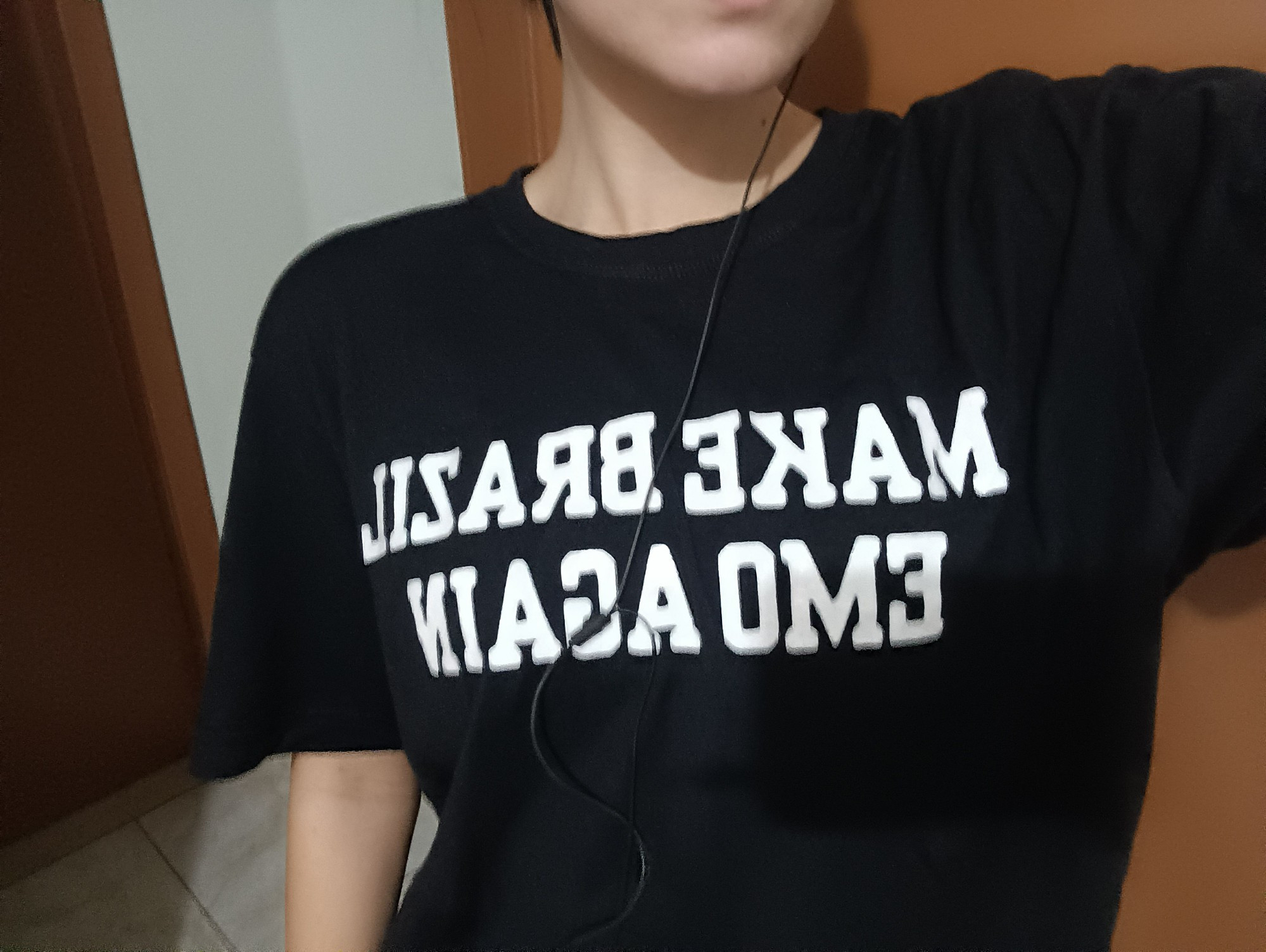 camiseta preta larga escrito em branco "make brazil emo again"