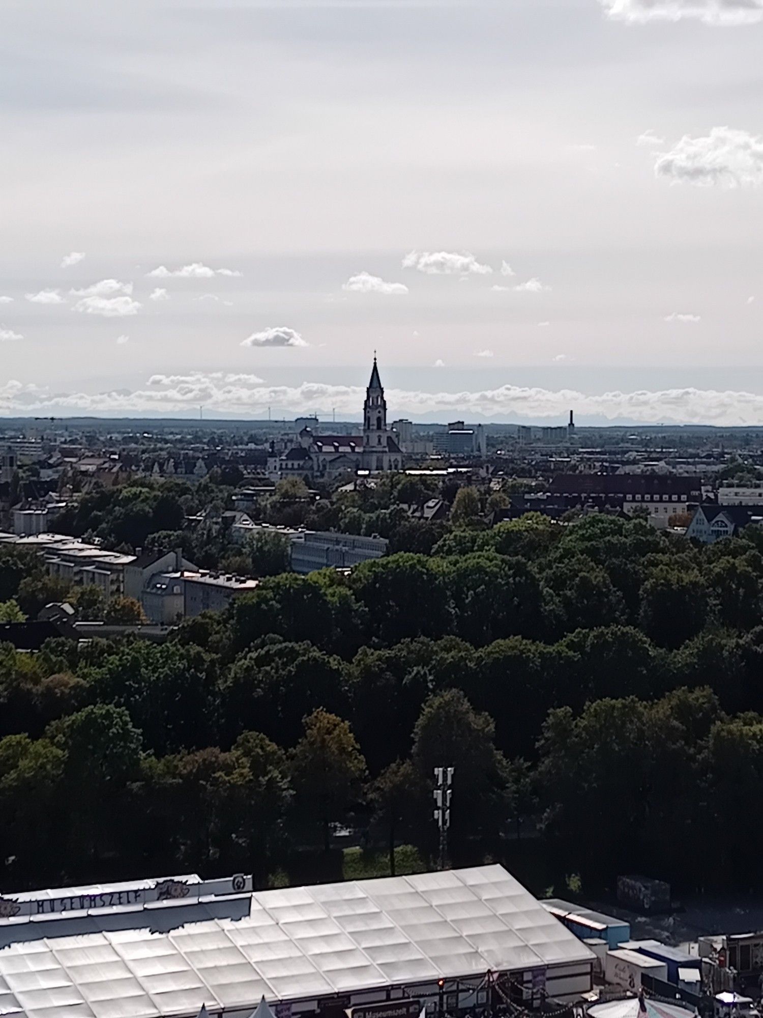 Blick zu einer Kirche