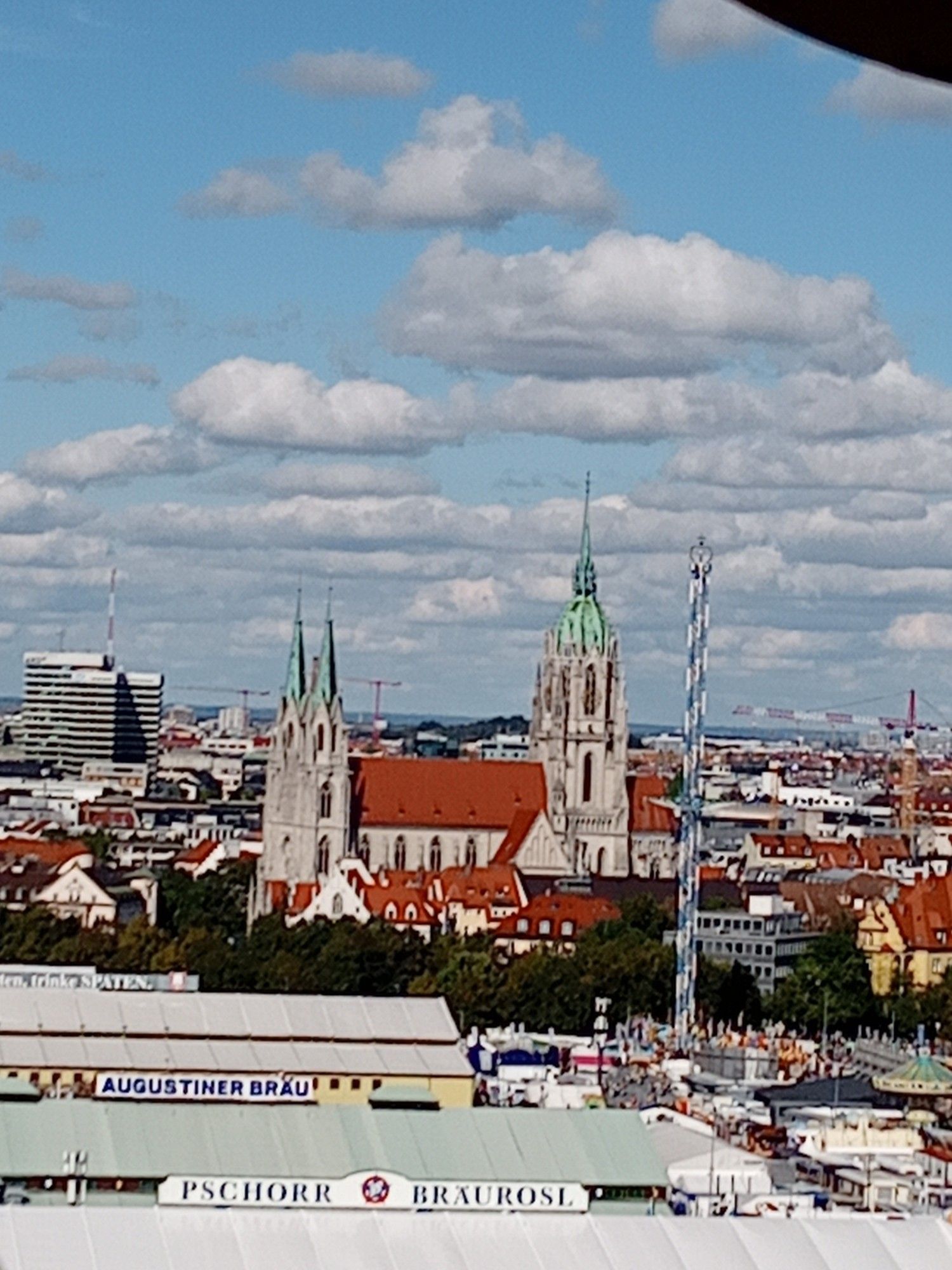 Blick zur Kirche neben der Wiesn