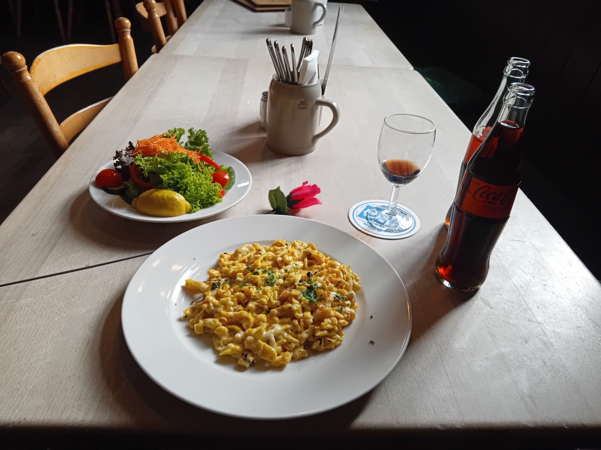 Käsespätzle, Salat, Cola Zero, Wiesn Plastik Rose