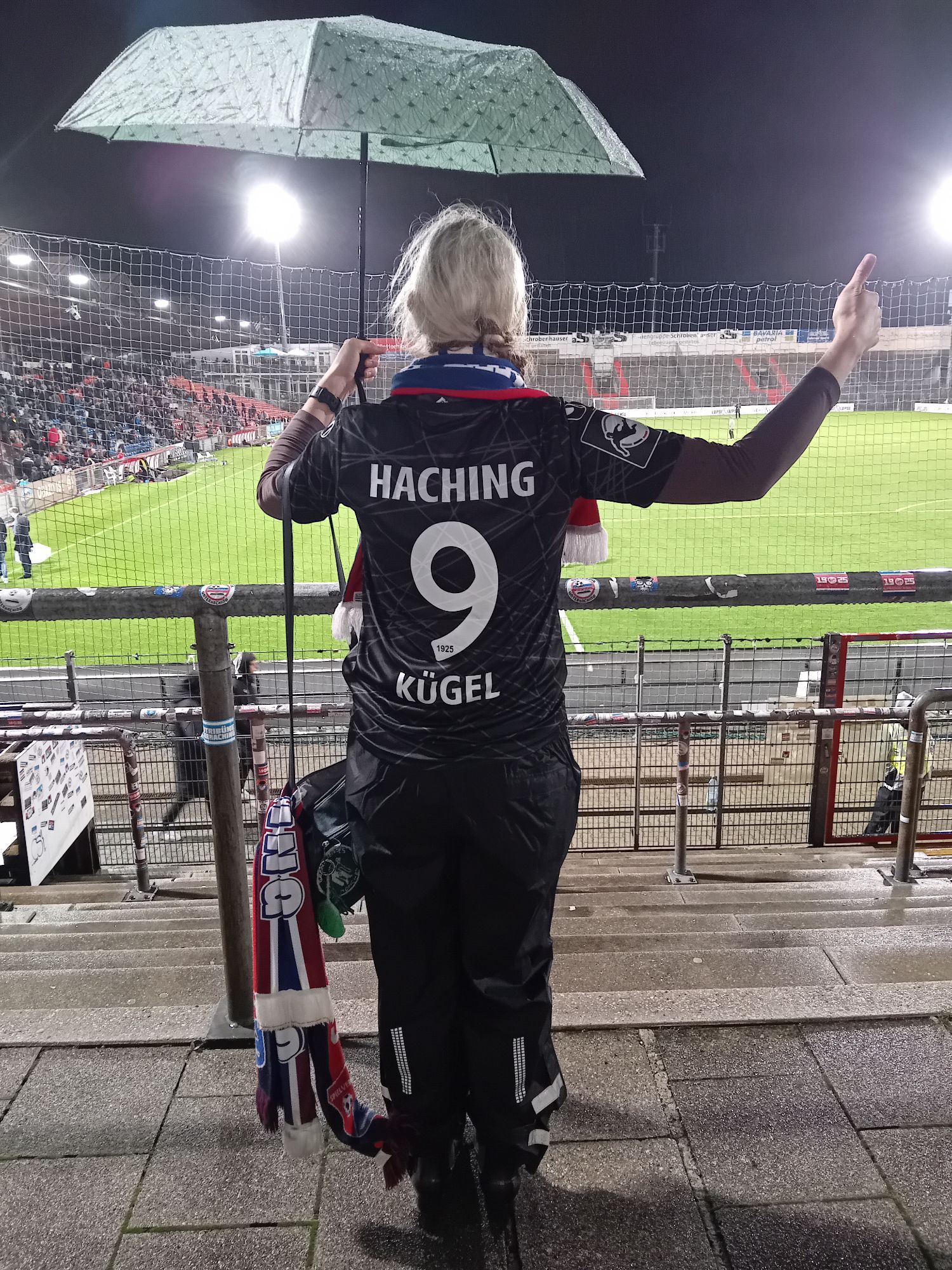 Me im Stadion von hinten. 
Schwarzes Trikot
Haching 9 Kügel