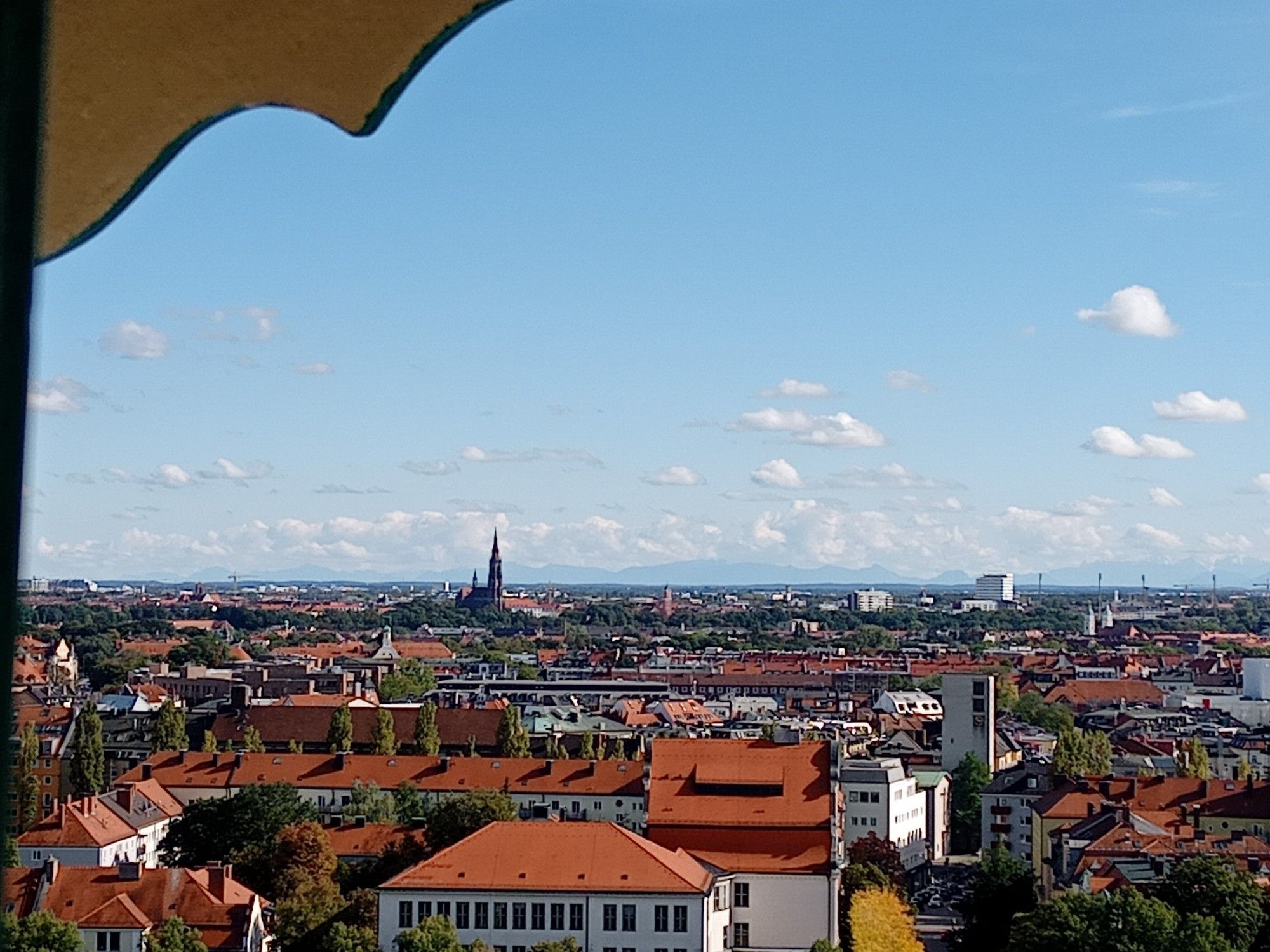 Blick Richtung Alpen. Kirche in der Mitte