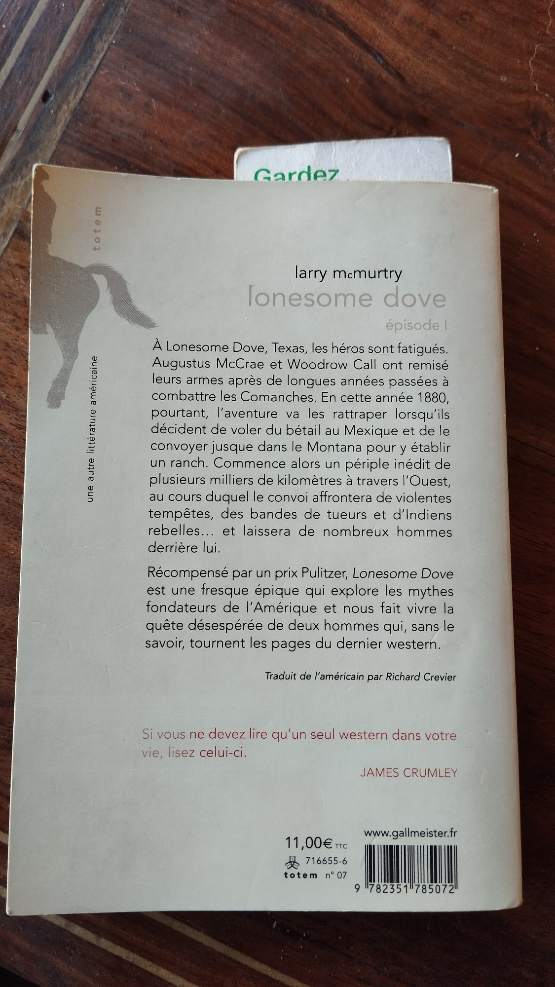 4e de couverture : A Lonesome Dove, Texas, les héros sont fatigués. Augustus McCrae et Woodrow Call ont remisé leurs armes après de longues années passées à combattre les Comanches. En cette année 1880, pourtant, l'aventure va les rattraper lorsqu'ils décident de voler du bétail au Mexique et de le convoyer jusque dans le Montana pour y établir un ranch. Commence alors un immense périple à travers l'Ouest, au cours duquel le convoi affrontera de violentes tempêtes, des bandes de tueurs et d'Indiens rebelles... et laissera de nombreux hommes derrière lui.