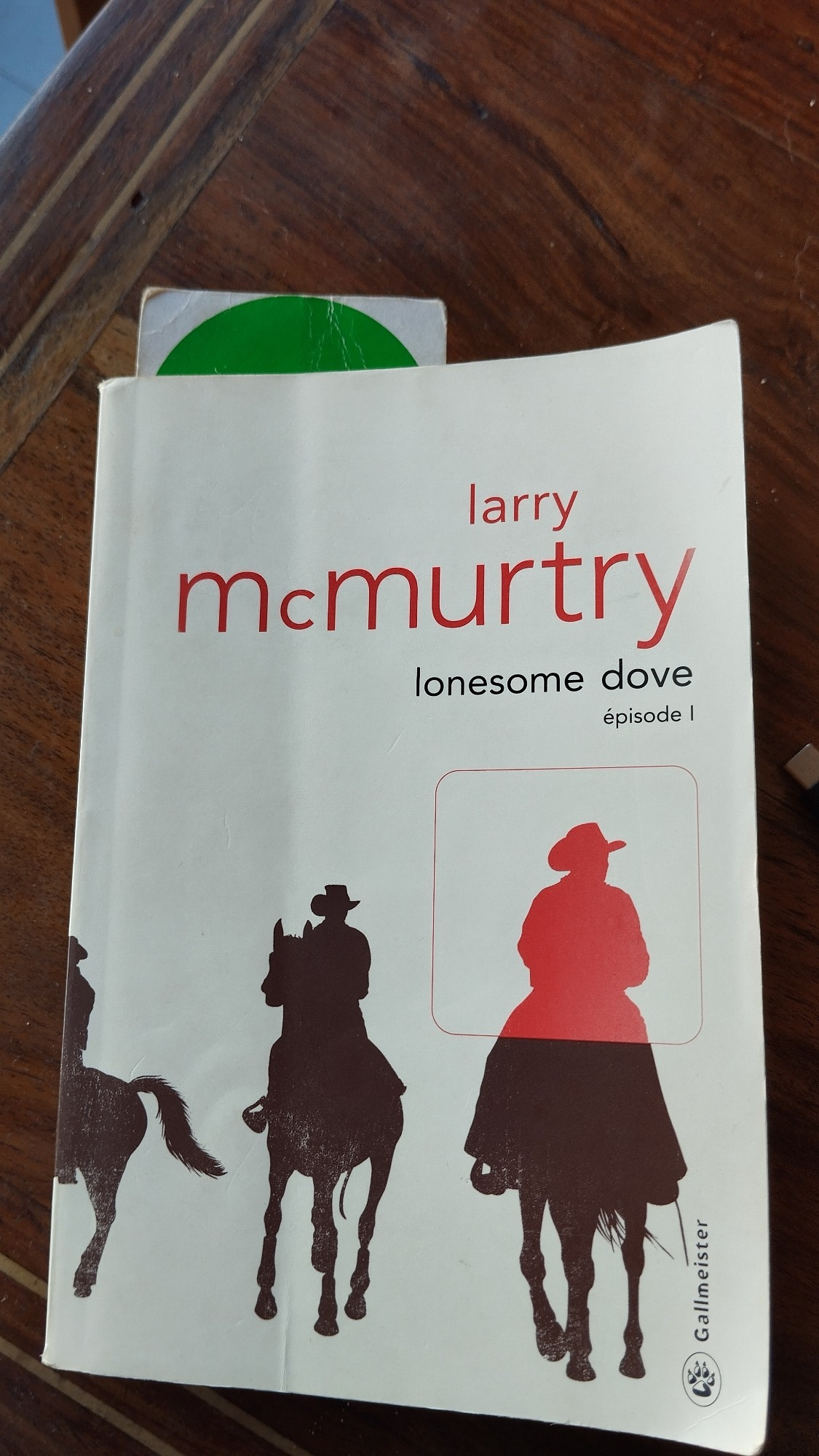 Couverture de "Lonesome dove" de Mc Murtry : 2,5 silhouettes de cowboys à cheval.