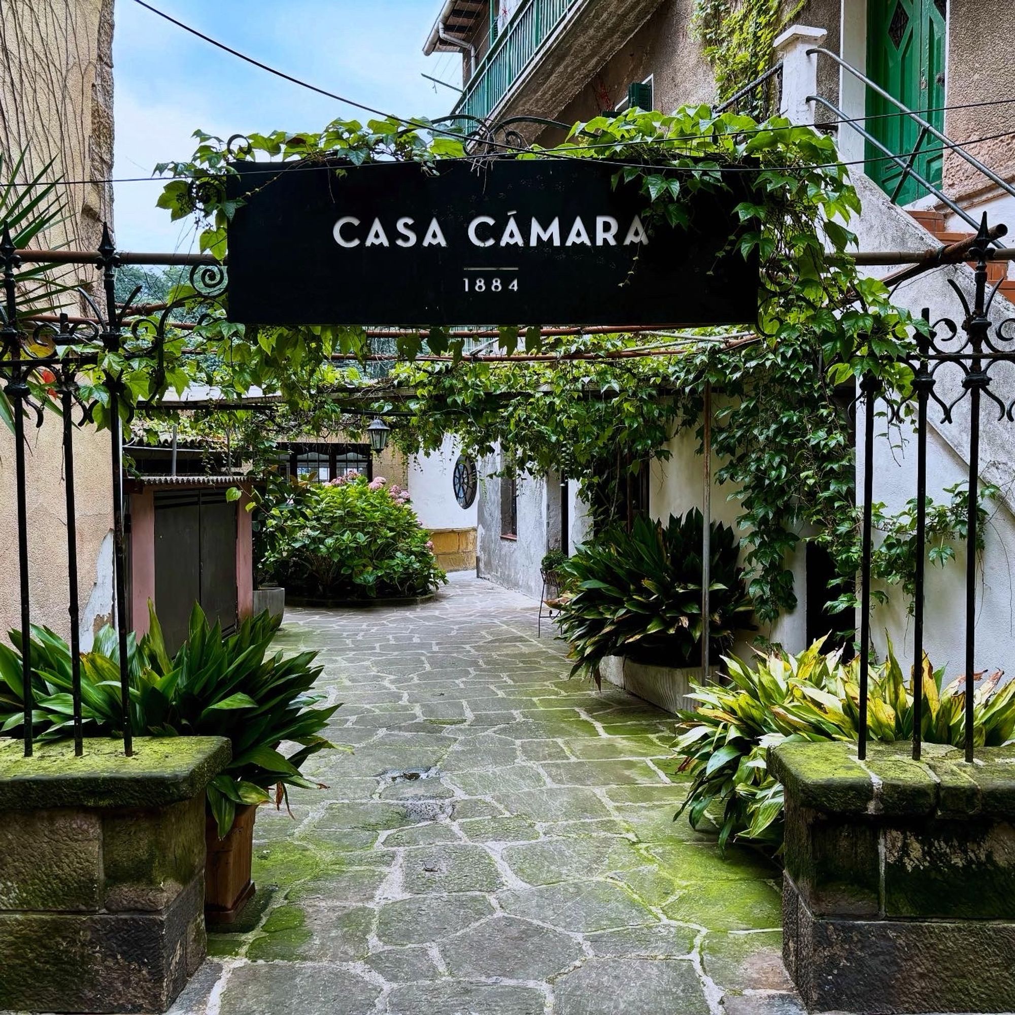 Exterior of Casa Càmara restaurant in Pasaia Donibane. A lot of greenery.