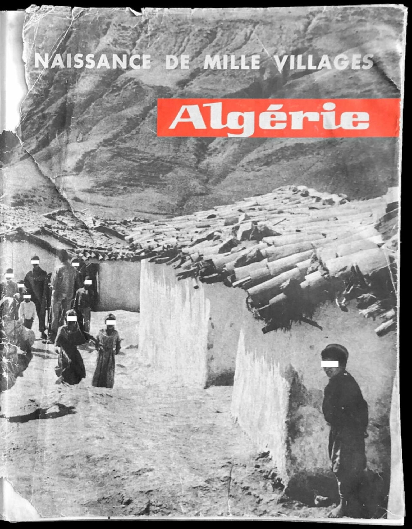 Page de titre photo de Naissance de mille villages, Algérie, dont les regards des personnes ont été "soustraits" par des bandes blanches