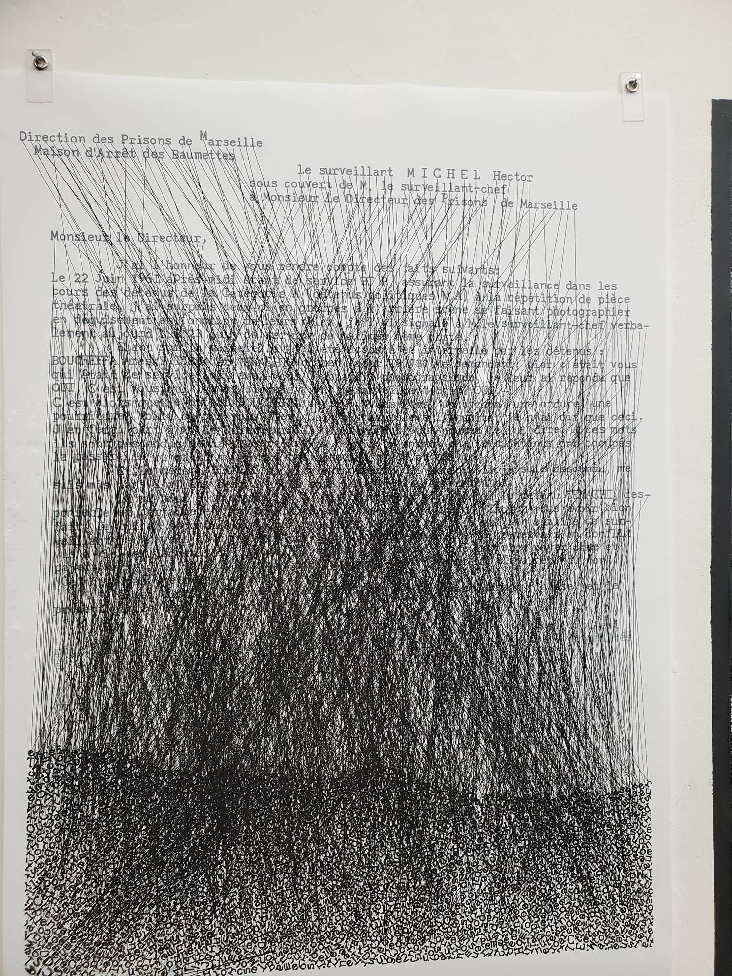 Travail graphique sur une reproduction d'un rapport portant sur un vol de photos prises par des prisonniers politiques algériens des Baumettes.