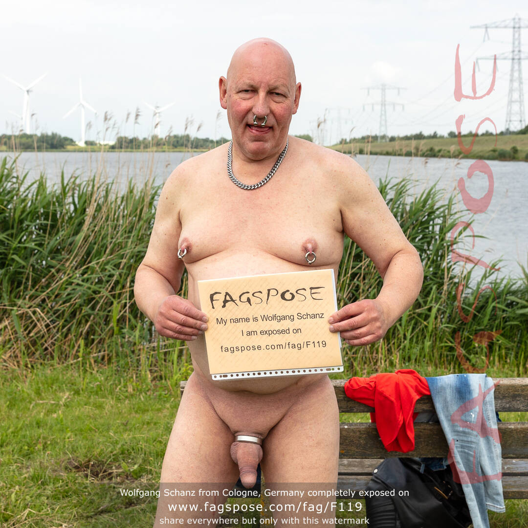 Wolfgang Schanz from Cologne, Germany proudly holding the Fagspose sign with his fag-id F119.