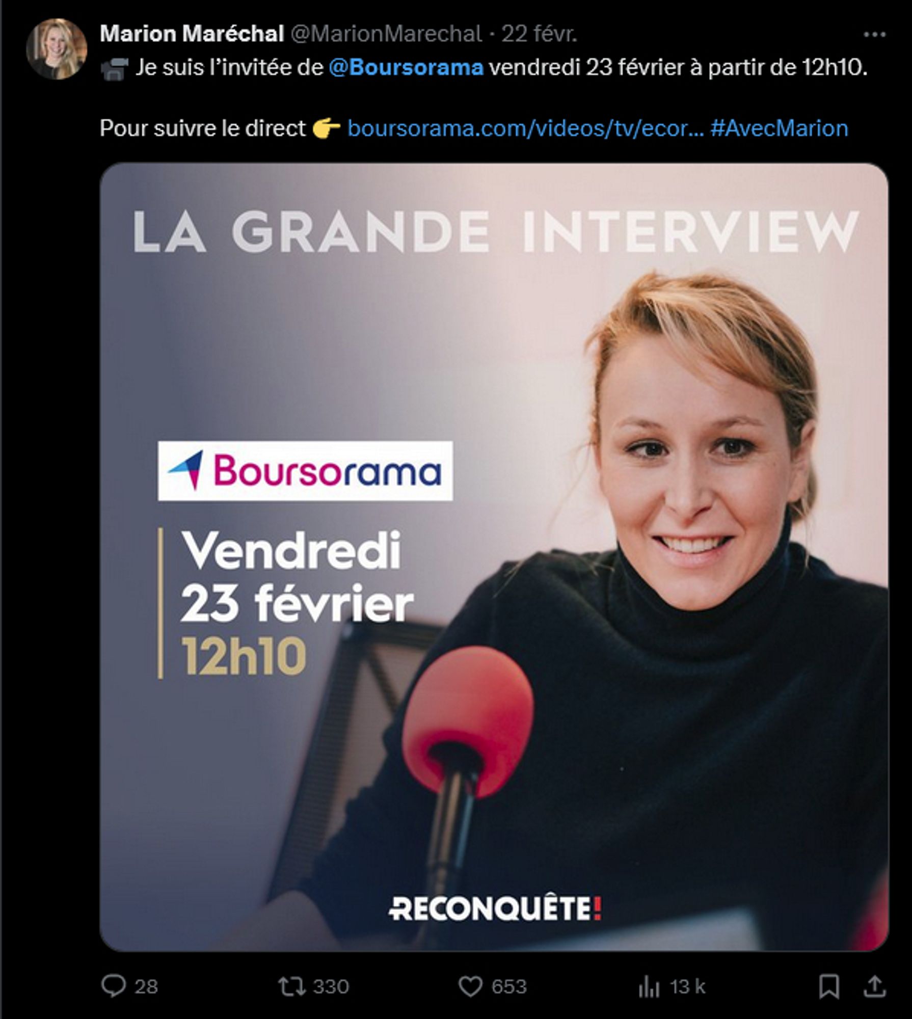 Tweet de Marion Lepen qui annonce son ITW chez Boursorama le 23/02.
Photo d'elle en pull noir derrière un micro à tête rouge.