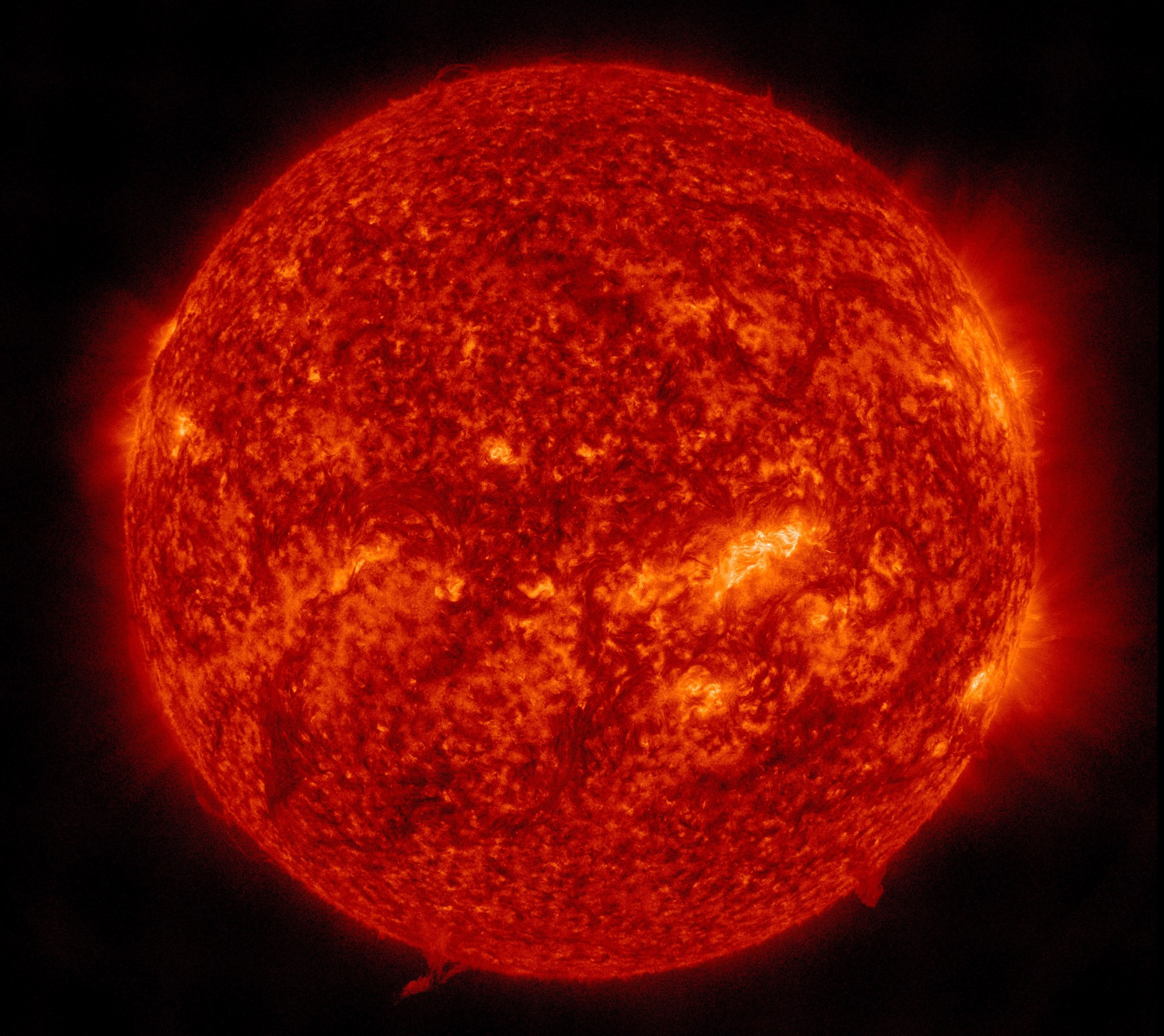 Die ganze erdzugewandte Seite der Sonne in orangeroter Farbe. Rechts unterhalb der Mitte und auch am rechten Rand mehrere Aktive Region in hellerer, gelber Darstellung. Besonders dort ein diffuser Saum aus Strahlung.