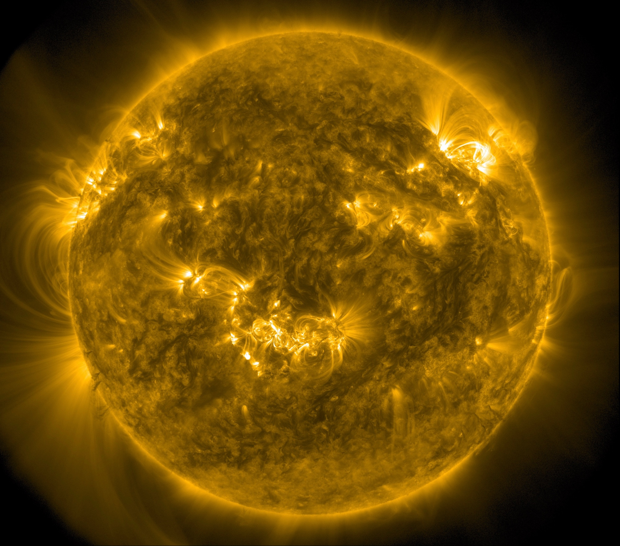 Die ganze erdzugewandte Seite der Sonne in gelber Farbe. Aktive Regionen senden Strahlen in die Umgebung aus. Diese heller dargestellten Gebiete befinden sich aktuell in der Mitte sowie links und rechts oben am Rand.