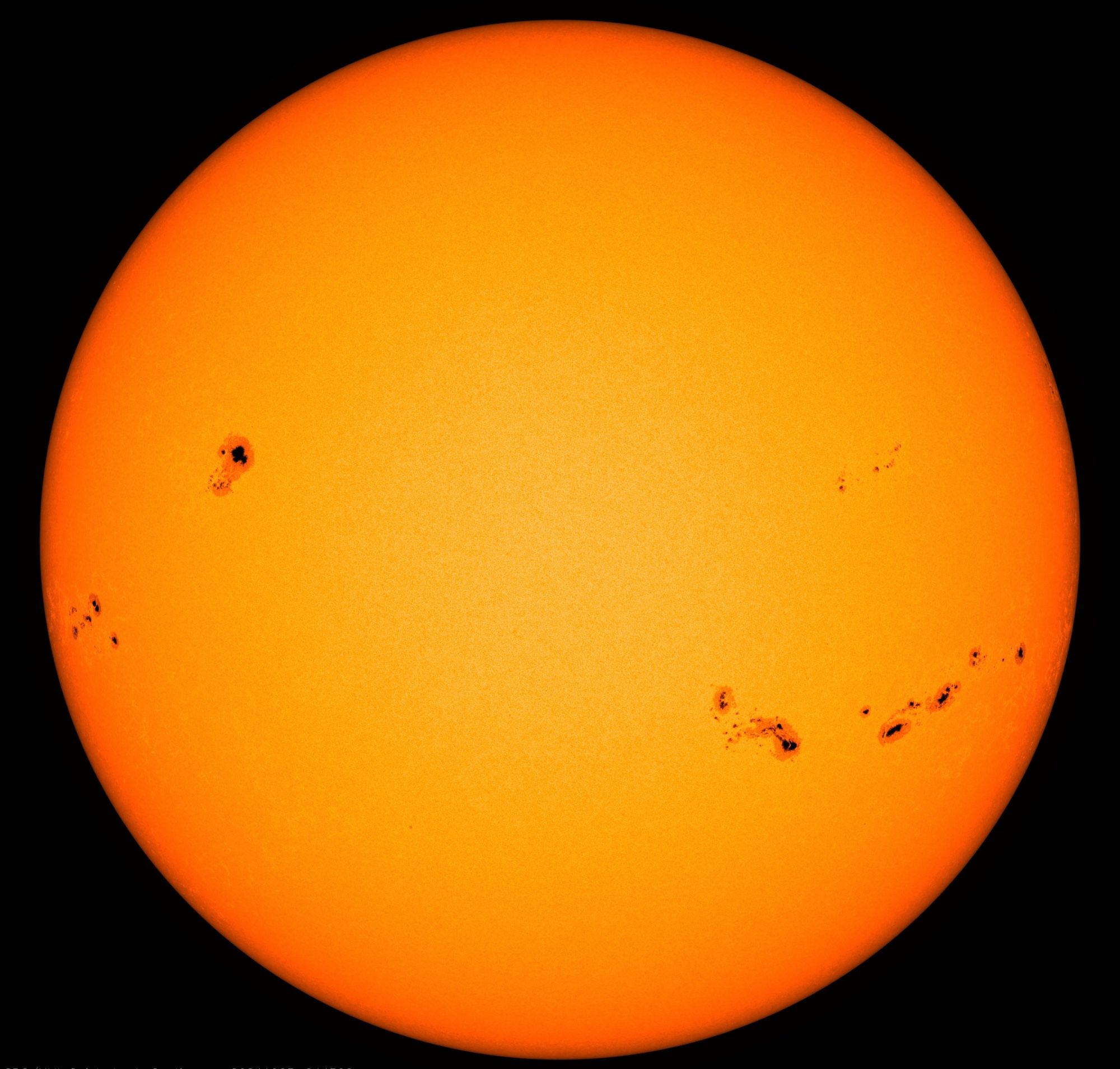 Die ganze erdzugewandte Seite der Sonne in gelber und am Rand leicht orangeroter Farbe. Rechts unterhalb des Äquators eine Gruppe von neun oder zehn Sonnenflecken. Auch links oberhalb des Äquators ein Sonnenfleck, der deutlich größer ist und der sich in den letzten Tagen infolge der Sonnenrotation mehr und mehr in unsere Richtung gedreht hat. Diese Sonnenflecken korrespondieren oft mit den Aktiven Regionen, wie sie auch kürzlich für die starken Eruptionen verantwortlich sind. Denn beide sind die Folgen von Störungen in den komplizierten Magnetfeldern der Sonne, die plötzlich Teilchenströme und auch Strahlung freisetzen.