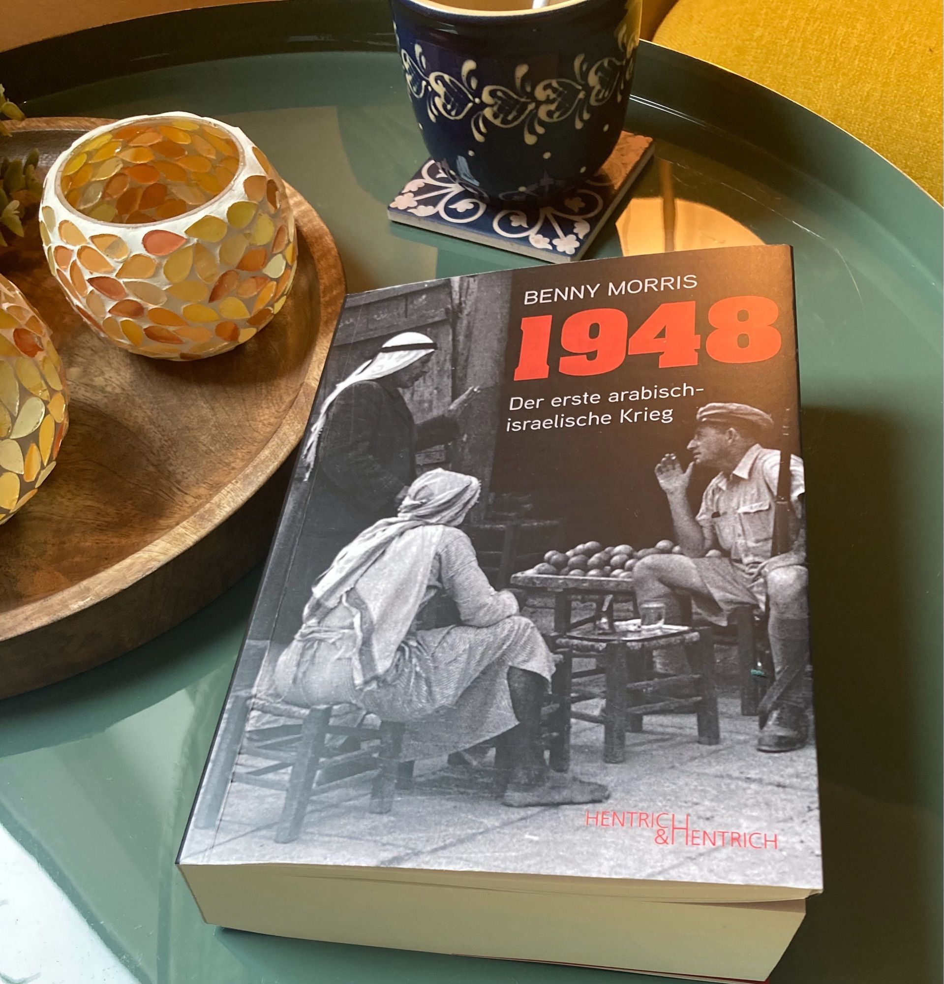 das Buch „1948 Der erste arabisch-israelische Krieg“ von Benny Morris liegt auf einem Couchtisch