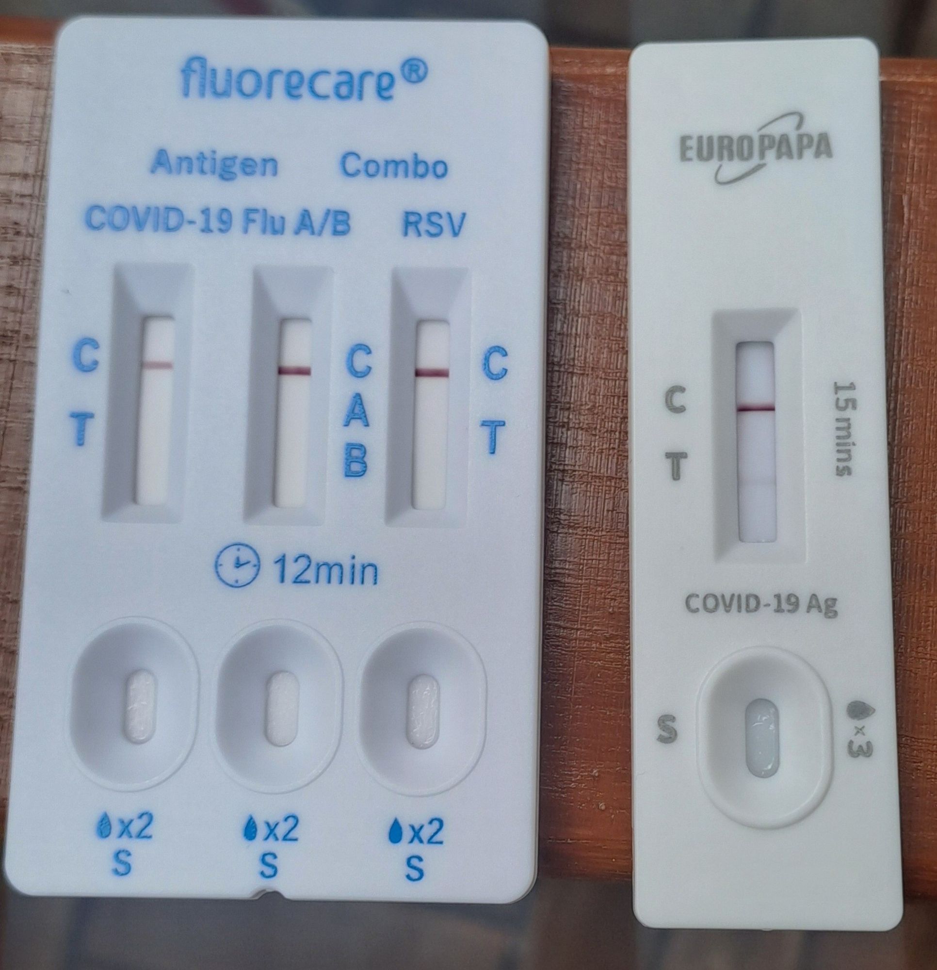 Links fluorecare negativ,  recht Europapa zarter Positivstrich