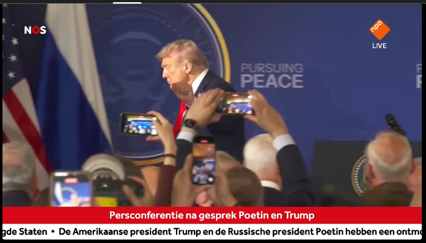 Trump verlaat de perszaal.