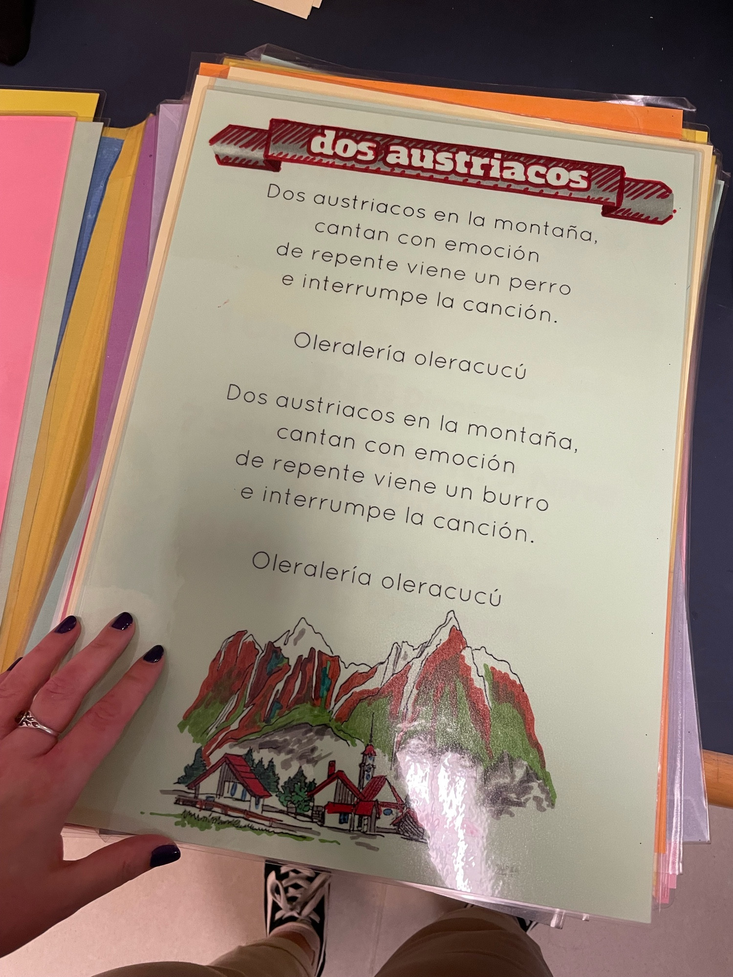 Foto de un cartel con la canción infantil “Dos austriacos” que dice:

Dos austriacos en la montaña
cantan con emoción
de repente viene un perro 
e interrumpe la canción 

Oleraleria Oleracucú

Dos austriacos en la montaña
cantan con emoción
de repente viene un burro
e interrumpe la canción

Oleraleria Oleracucú