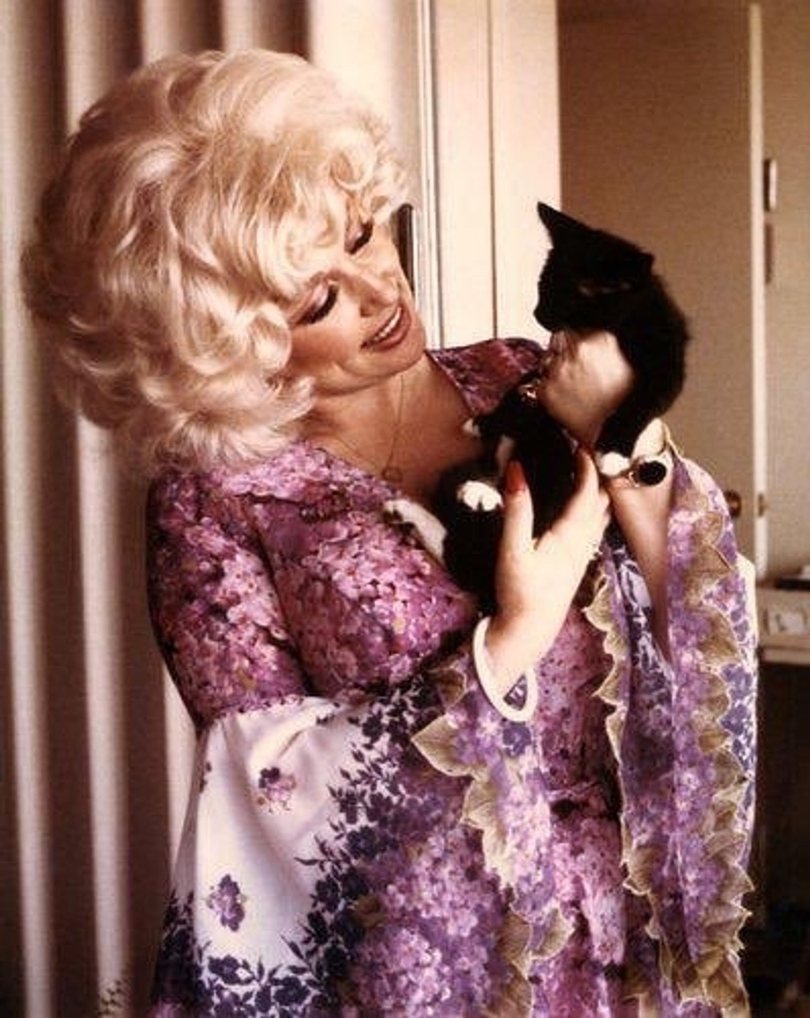 Dolly Parton and a black cat