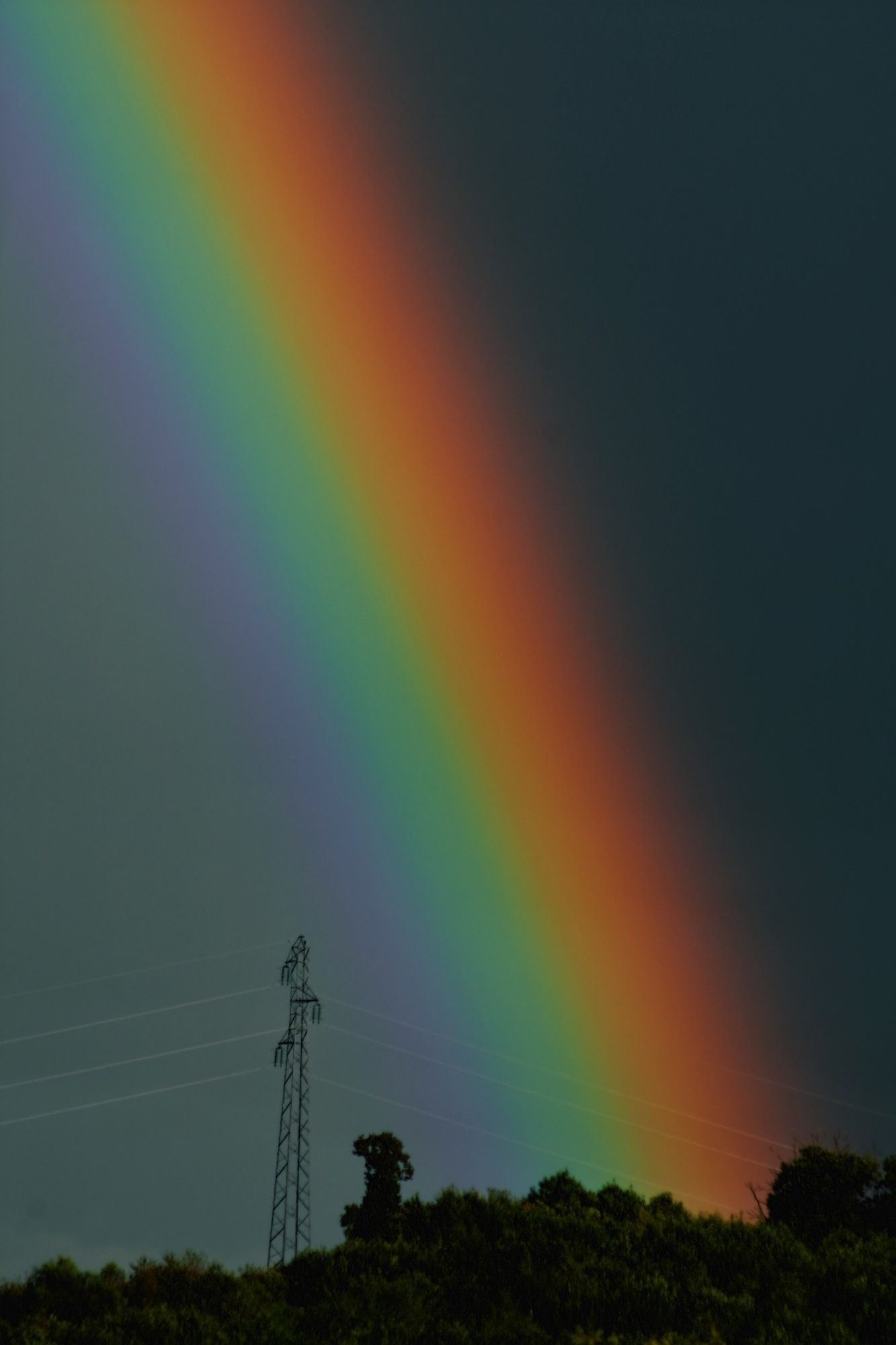 Le pylône et l'arc-en-ciel. The pylon and the rainbow