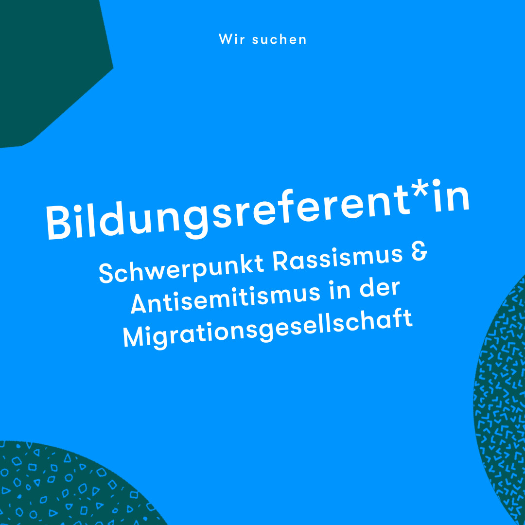 Die blaue Grafikkachel ist ein Stellenanzeigengesuch der Bildungsstätte Anne Frank für eine*n "Bildungsreferent*in mit Schwerpunkt Rassismus und Antisemitismus in der Migrationsgesellschaft".