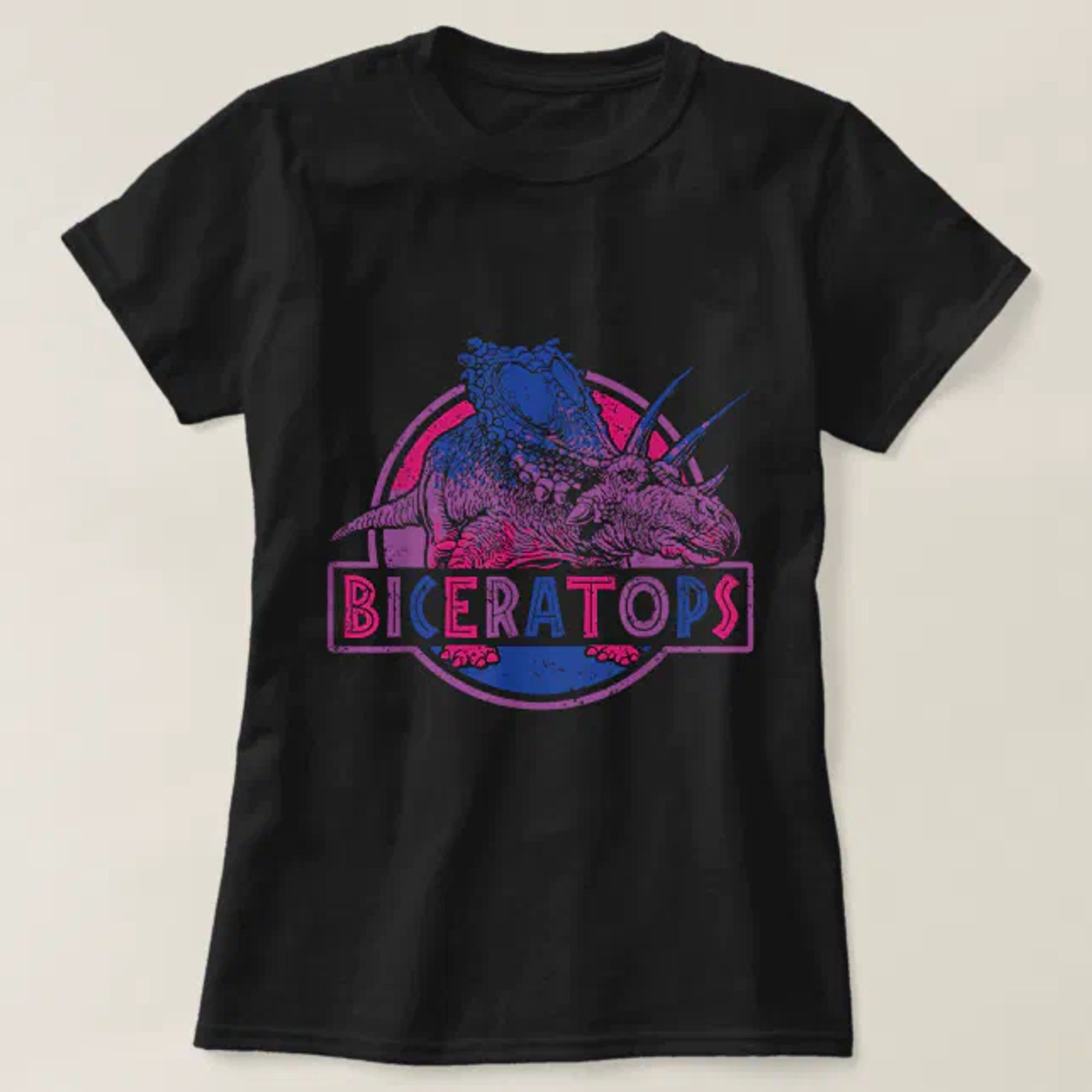 camisa escrito 'biceratops' com o desenho de um triceratops nas cores da bandeira bi