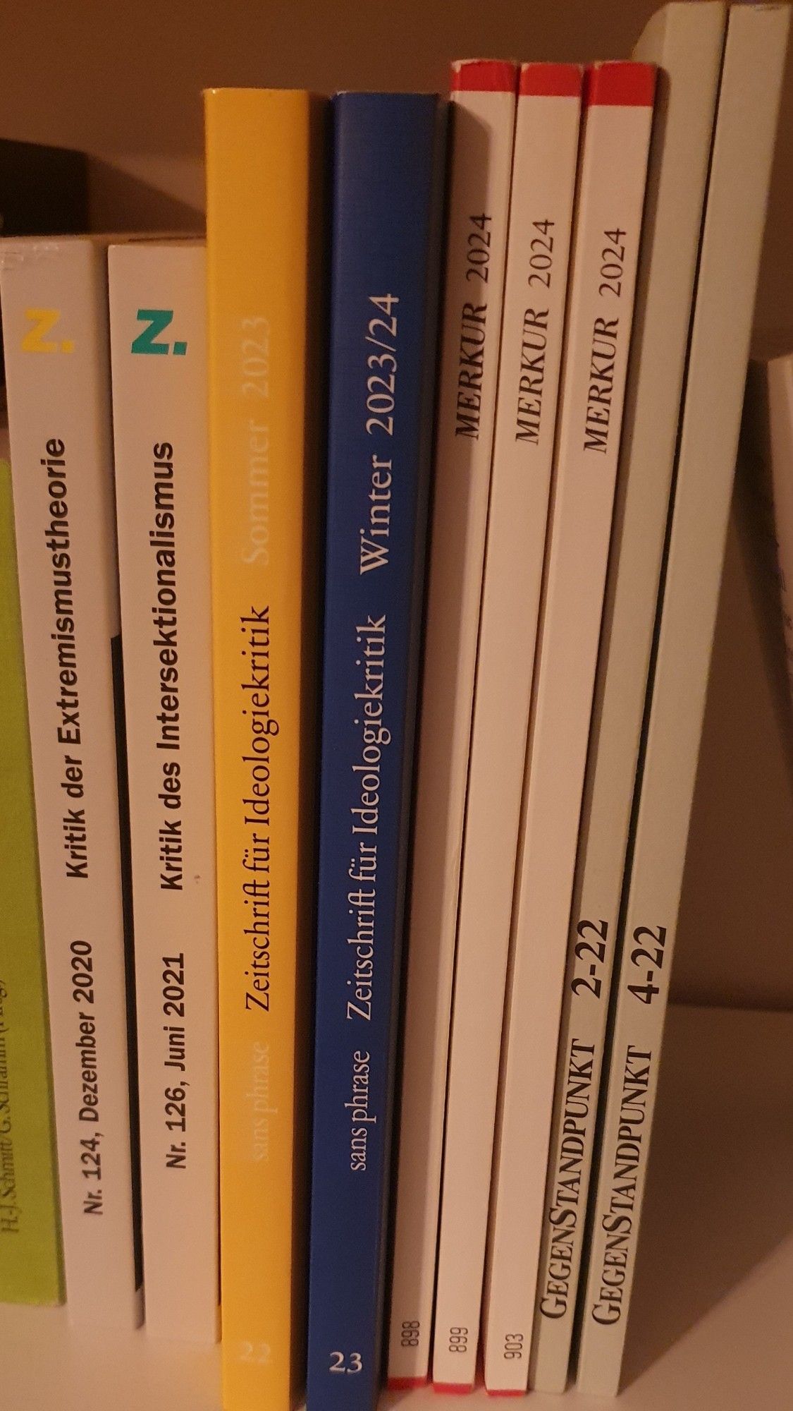 Zeitschriften in einem Regal. Zwei Ausgaben von Z. Zeitschrift für marxistische Erneuerung, zwei Ausgaben der sans phrase, drei Ausgaben vom Merkur und zwei Ausgaben vom Gegenstandpunkt