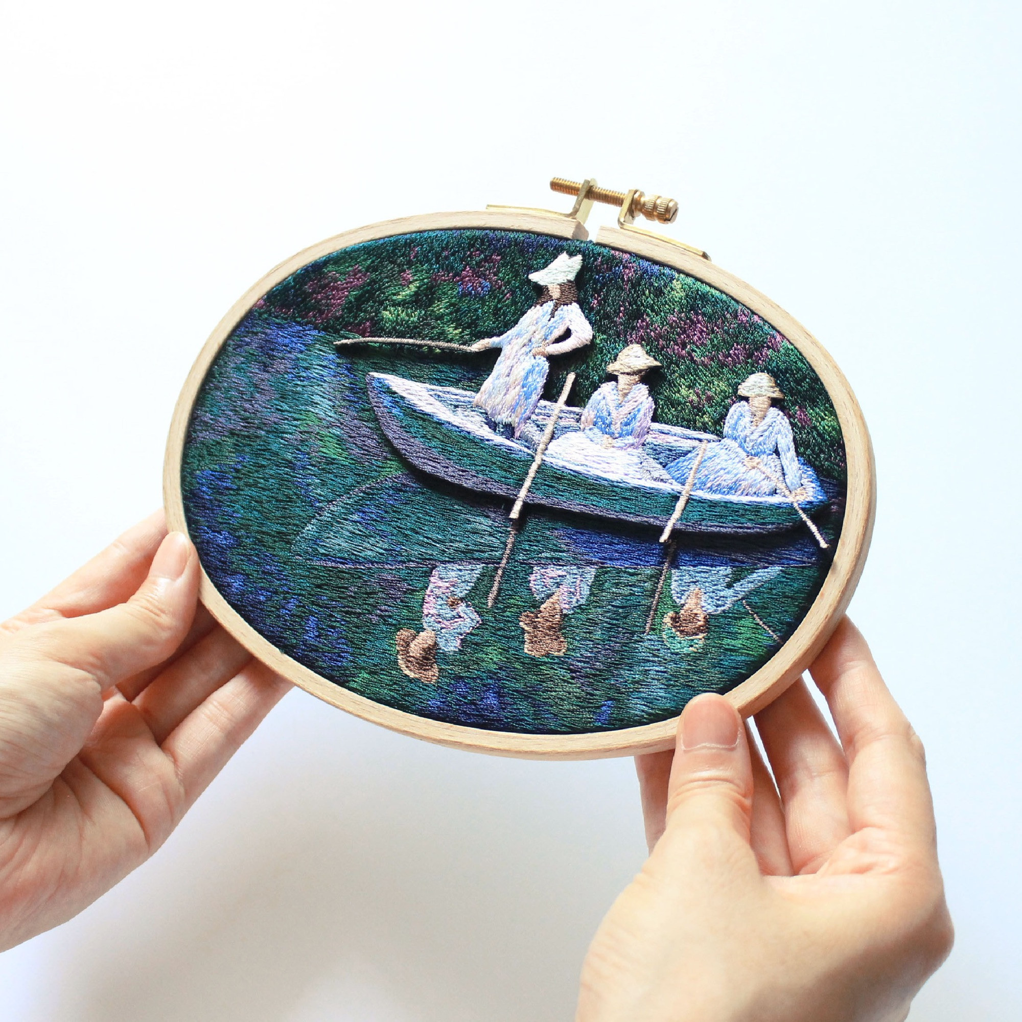 モネの名画を元に刺繍絵画を制作しました。柔らかな糸の風合いと優しい光沢が美しい刺繍作品となりました。