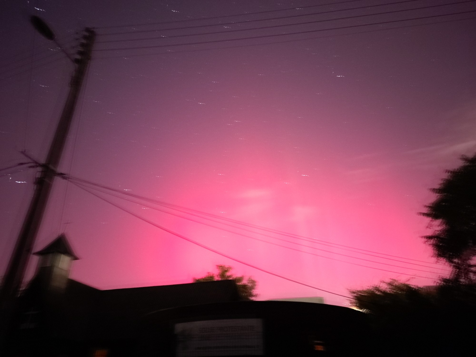 Aurore boréale floue avec ciel rose