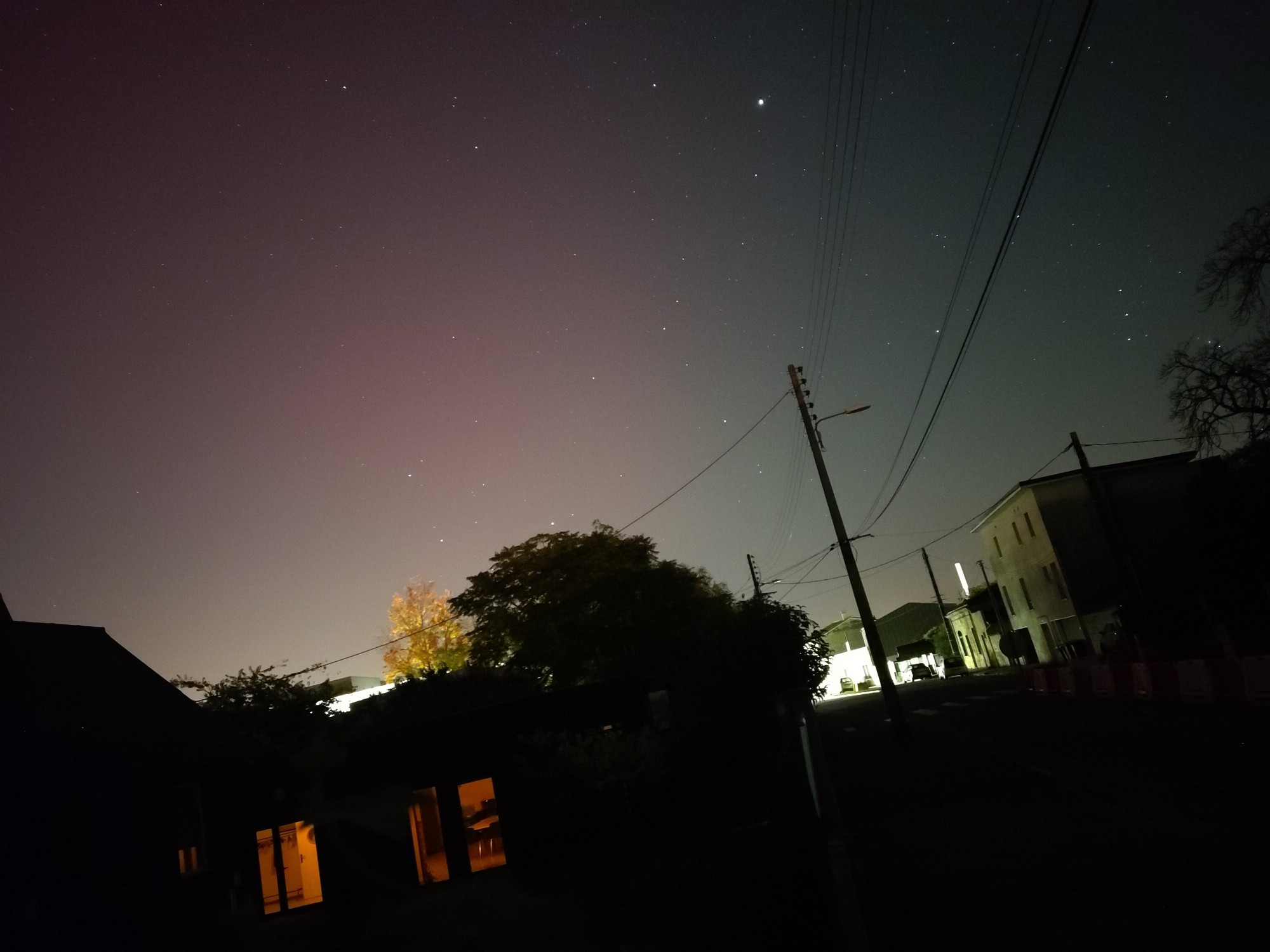 Aurores boréales ciel rose à gauche et noir à droite