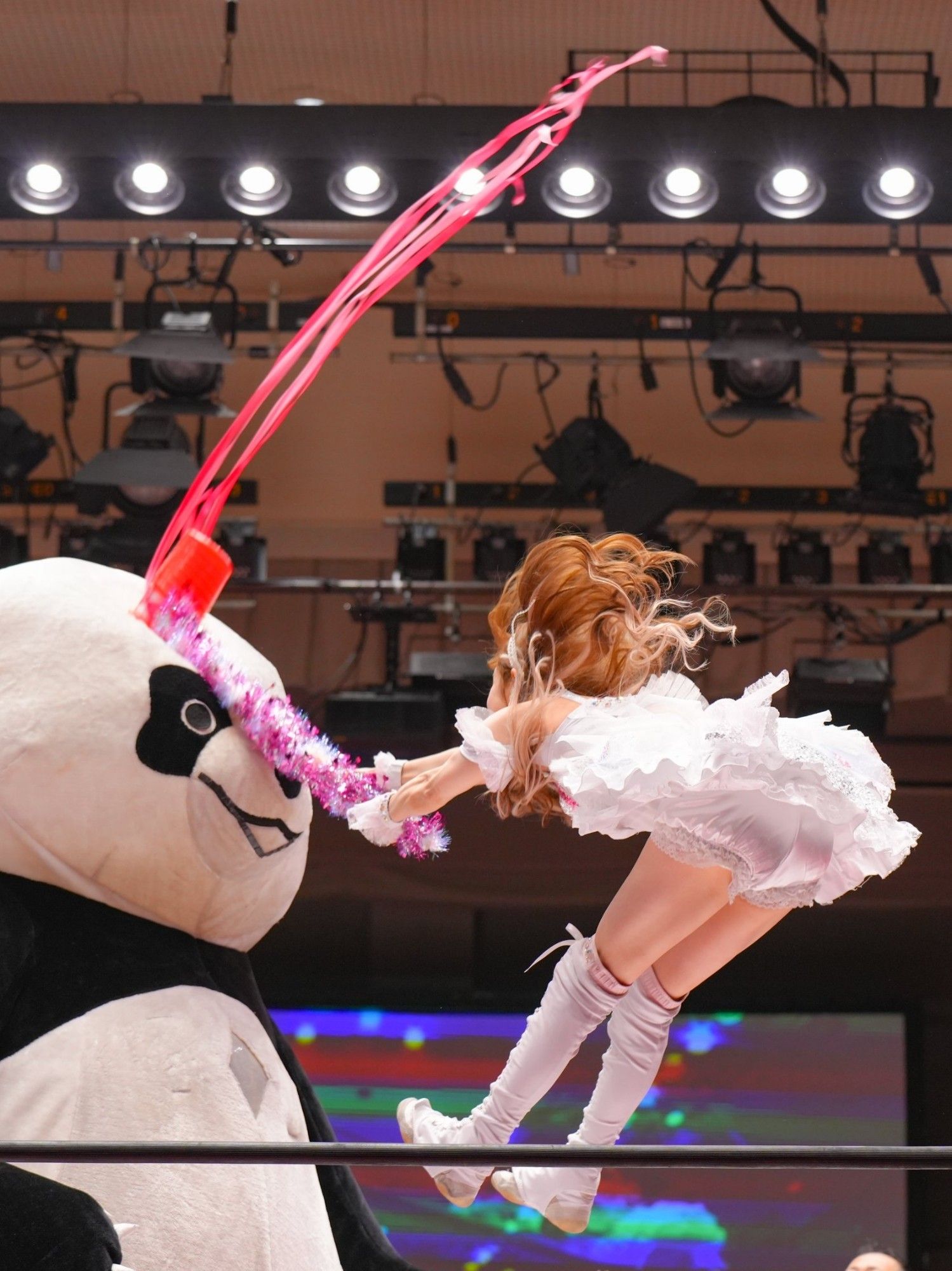 Mizuki bonking Andreza Giant Panda with a cartoonish mallet while streamers arc through the air. It is the most photogenic spot in wrestling history? 📸: aqter1569 on Twitter