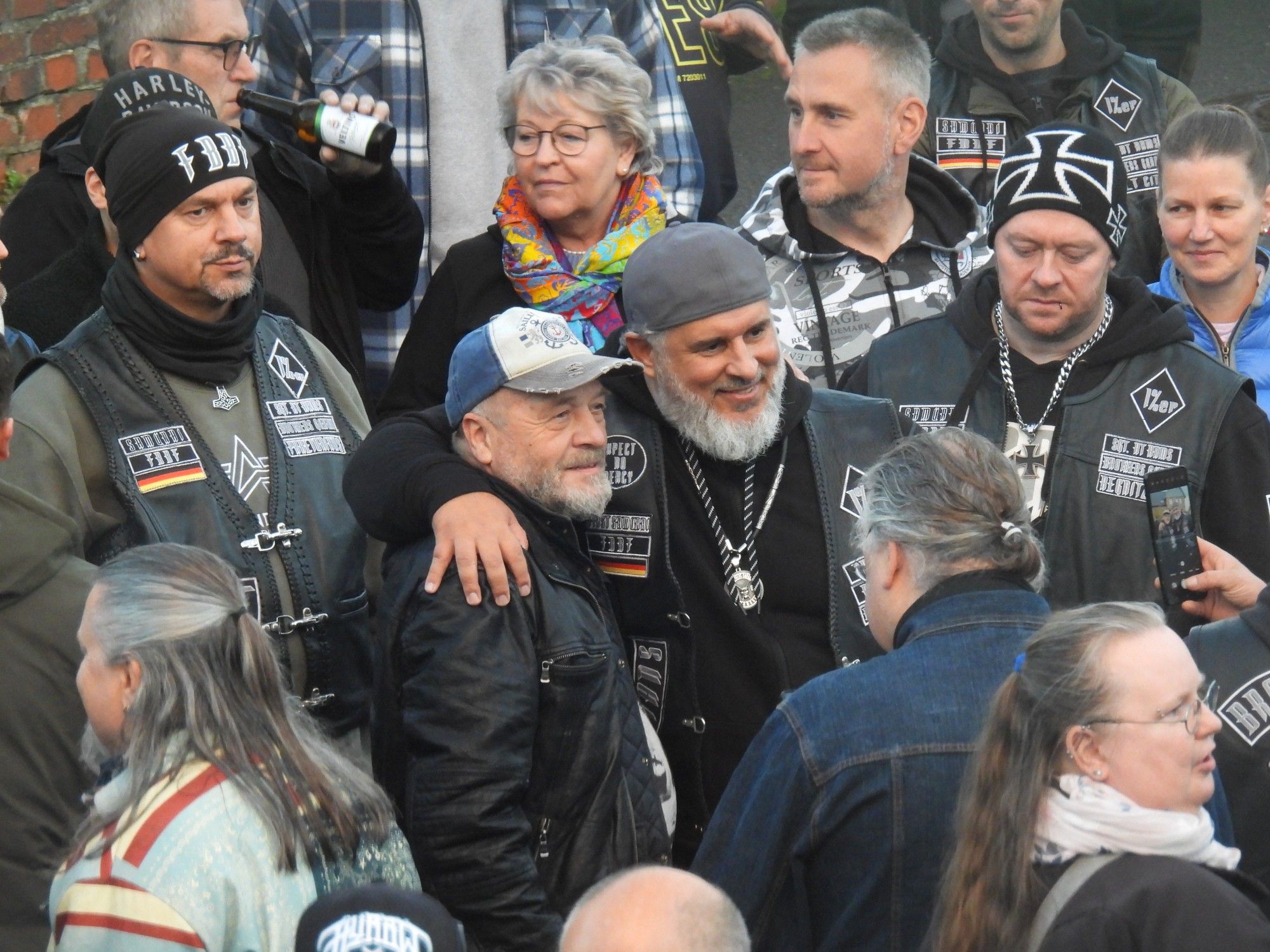 Alle wollen ein Foto: Timm Kellner umringt von Fans bei seiner öﬀentlichen Geburtstagsfeier im Oktober 2023 vor dem Clubhaus.
Credits: Linda Janssen