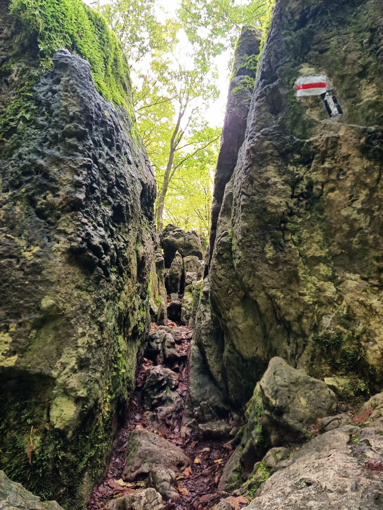 Blick in einem Recht schmalen Durchgang zwischen Felsen auf dem Eibgrat