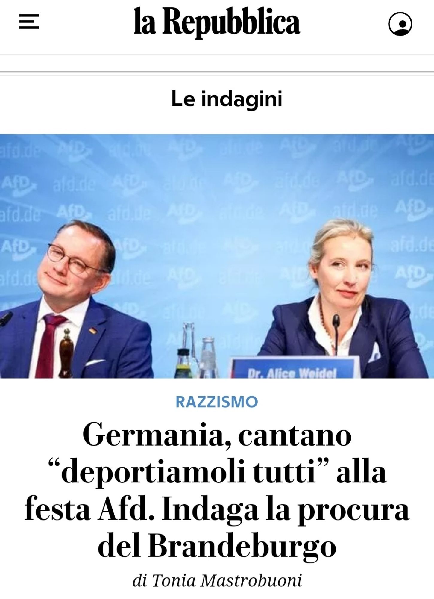 Screenshot der Homepage der Repubblica,  einer der großen Tageszeitungen in Italien
Abgbildet sind Chrupalla und Weidel.

Der Text spricht von den Gesängen bei der Party der AfD. "Wir schieben sie alle ab!". Das Wort deportieren passt gut als Übersetzung.