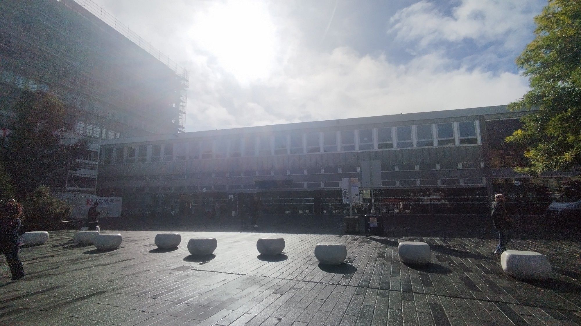 Photo de la gare de Nantes, le sol mouillé par la pluie reflète le soleil qui fini par pointer son nez