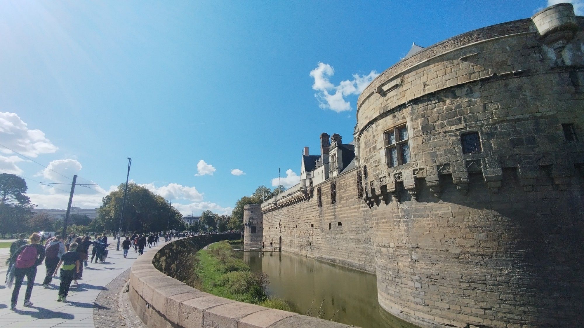 Photo d'une partie du château des ducs de Bretagne à Nantes. Il fait un beau ciel bleu