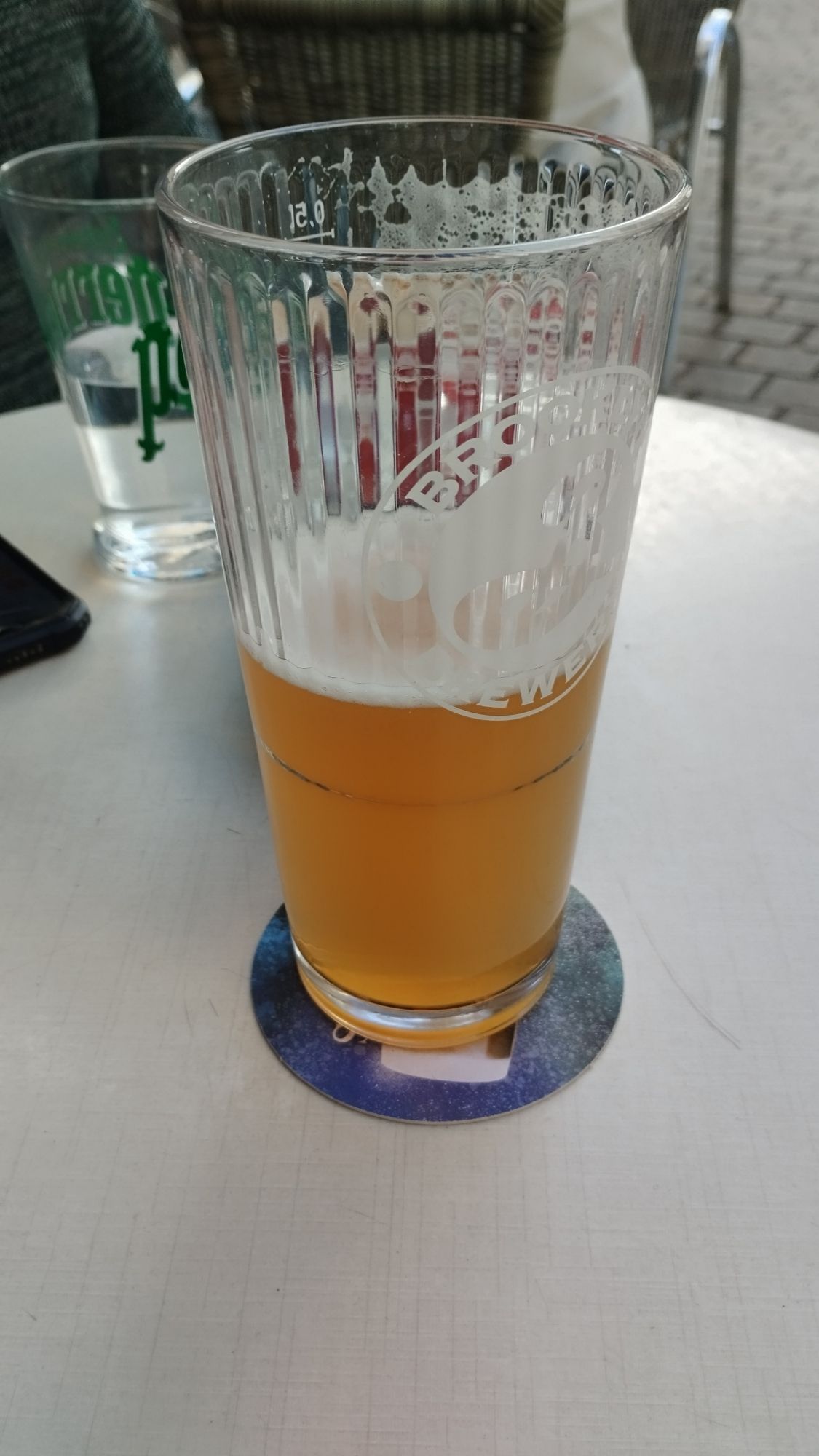 Photo d'une pinte de bière en terrasse