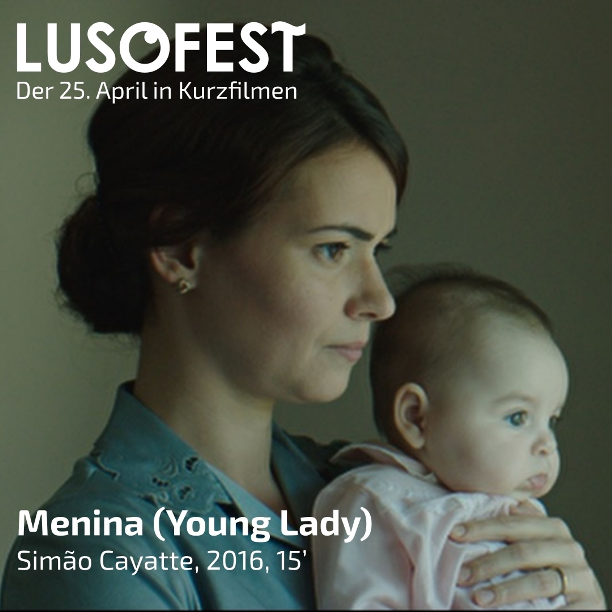 Szene aus dem Kurzfilm "Menina". Eine Frau, gekleidet im Stil der 70er Jahre, hält ein Baby auf dem Arm.