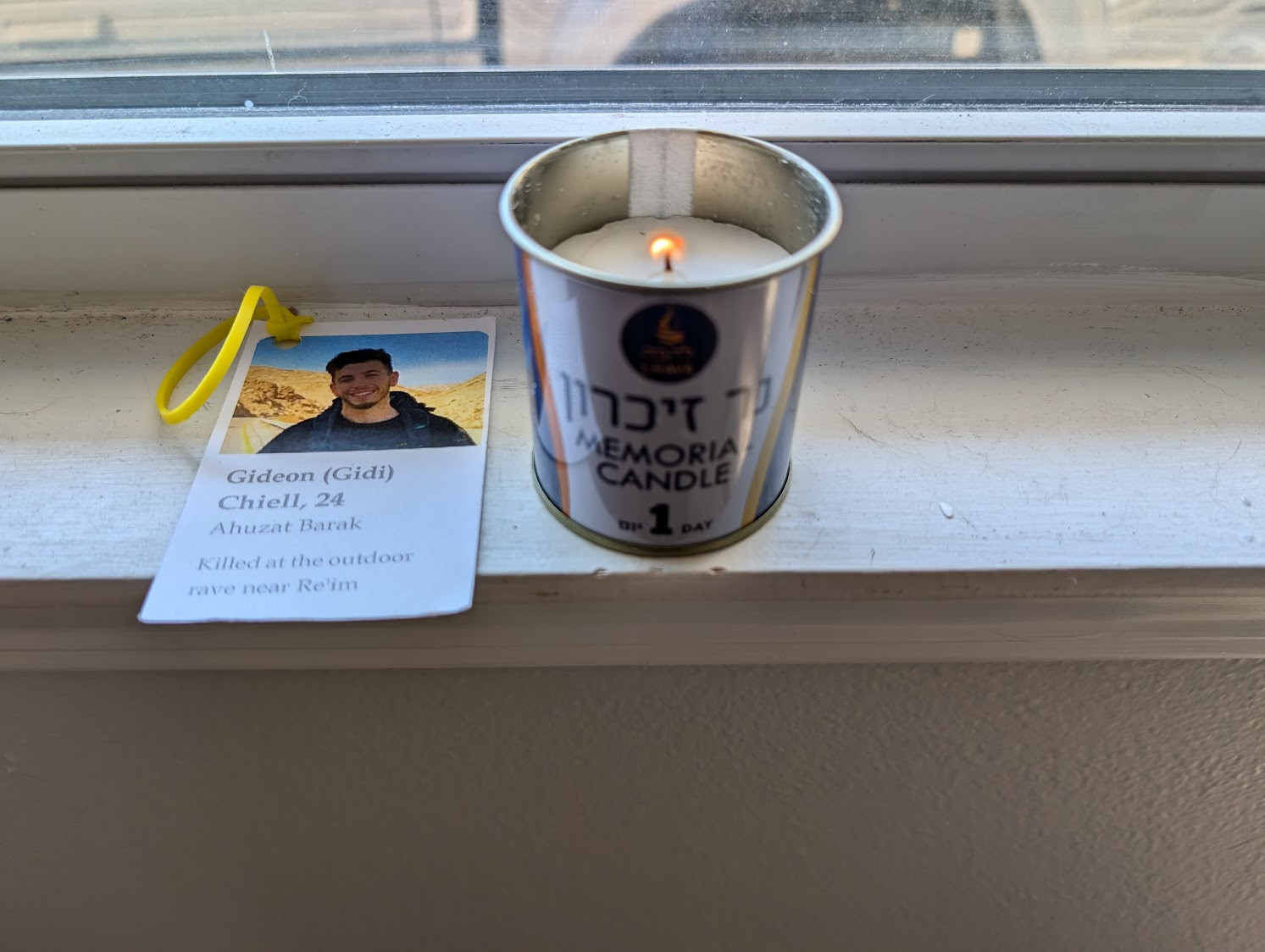 Picture of a memorial candle for Gideon Chiell.