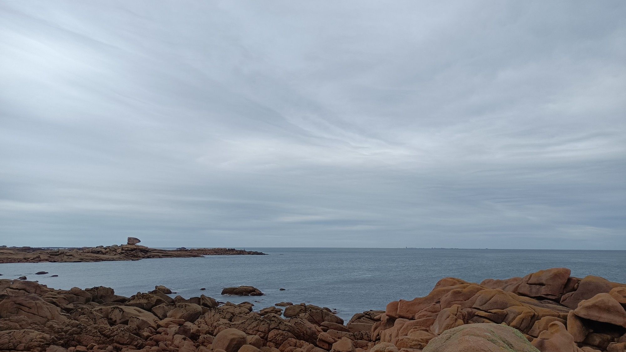 Vue du Dé, gros caillou à Trégastel