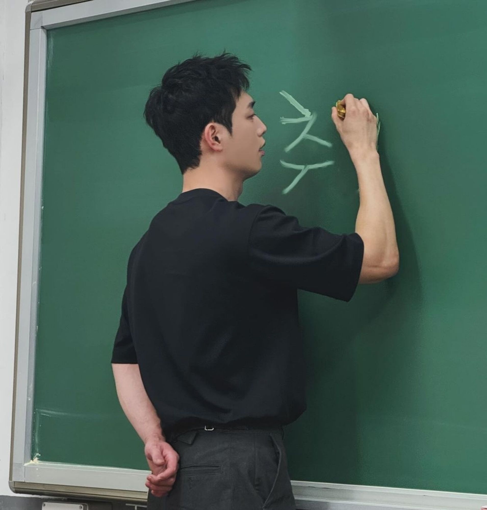 Ator Seo Kang Joon escrevendo na lousa, "Chu"