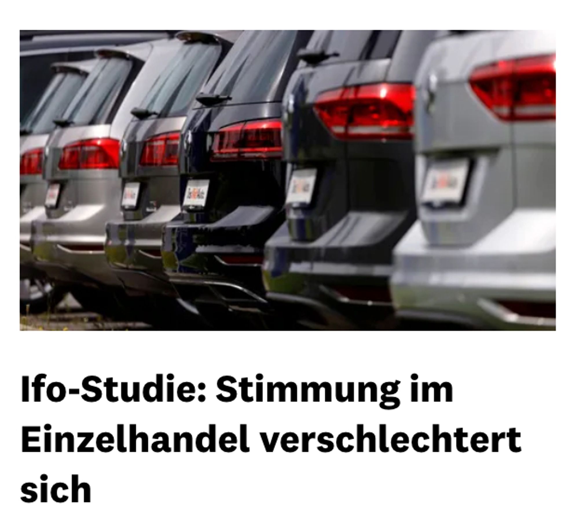 Zu sehen ist eine Reihe von Kofferräumen von Autos, dazu die Headline: Ifo-Studie: Stimmung im Einzelhandel verschlechtert sich.