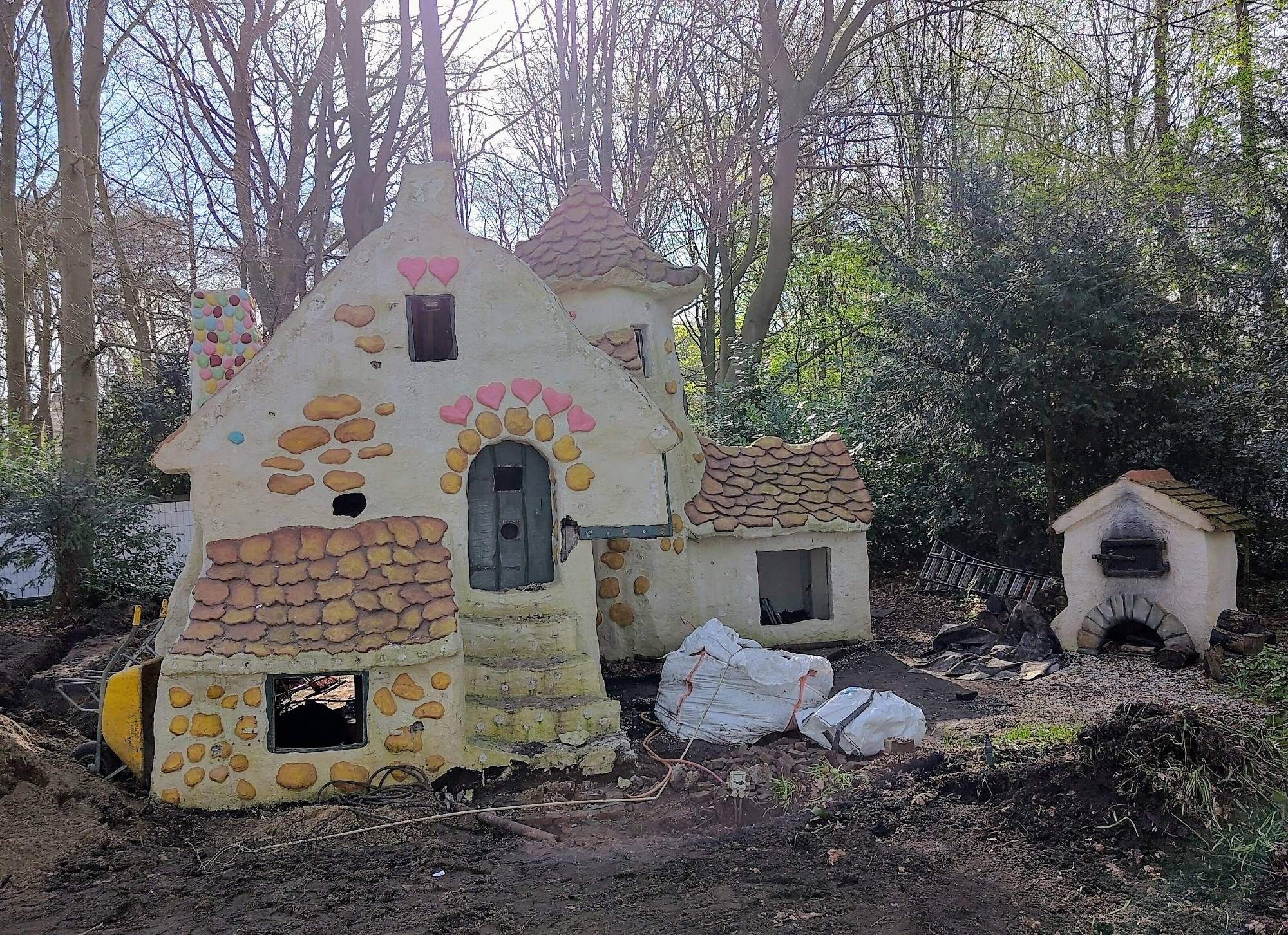 Het snoephuisje uit Hans en Grietje. Rondom is de bestrating al weg, en elementen als krakelingen zijn van het huisje verdwenen.