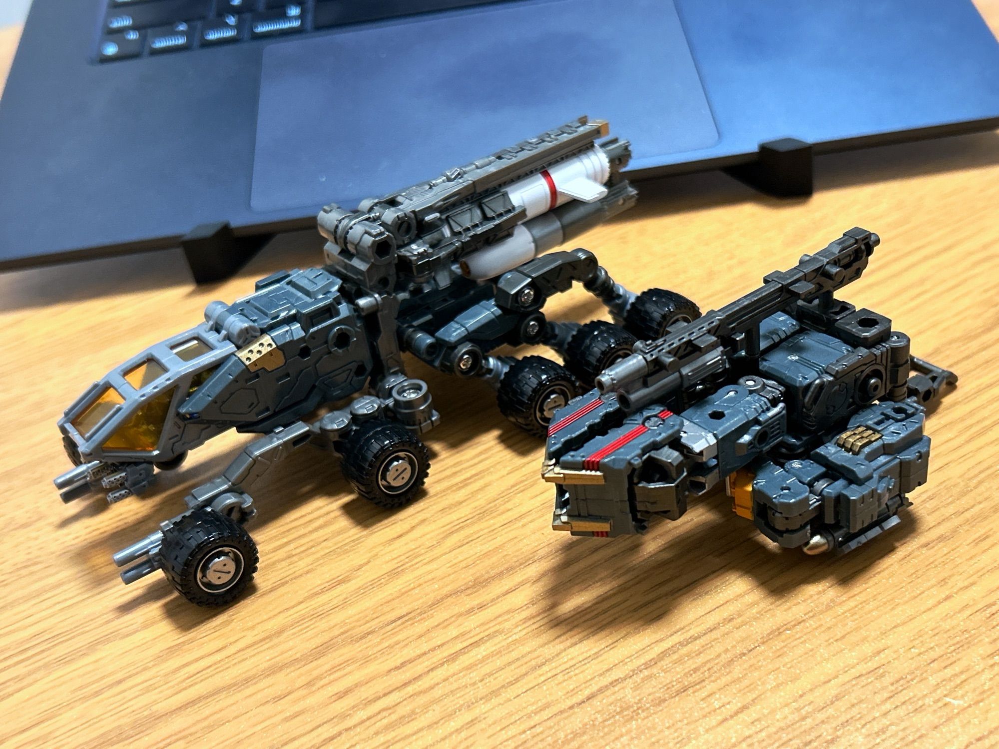 Diaclone Reboot Tactical Mover Gale Versaulter in 1 official mode and 1 fan mode