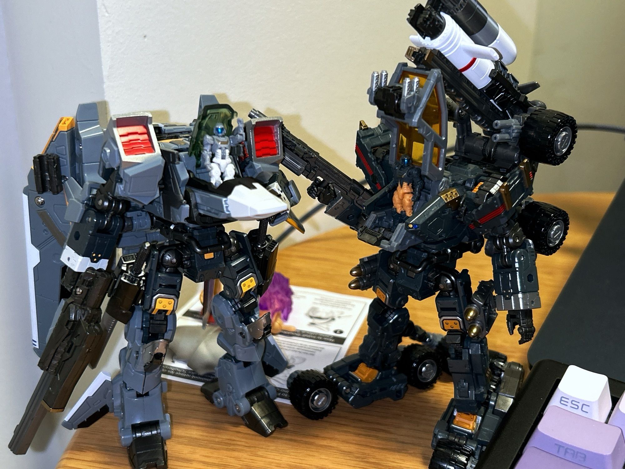 Diaclone Tactical Mover figures (Horus Versaulter and Gale Versaulter)