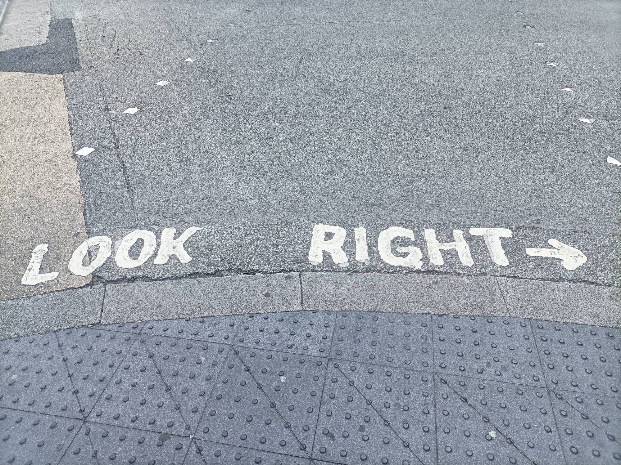 Op het asfalt: look right