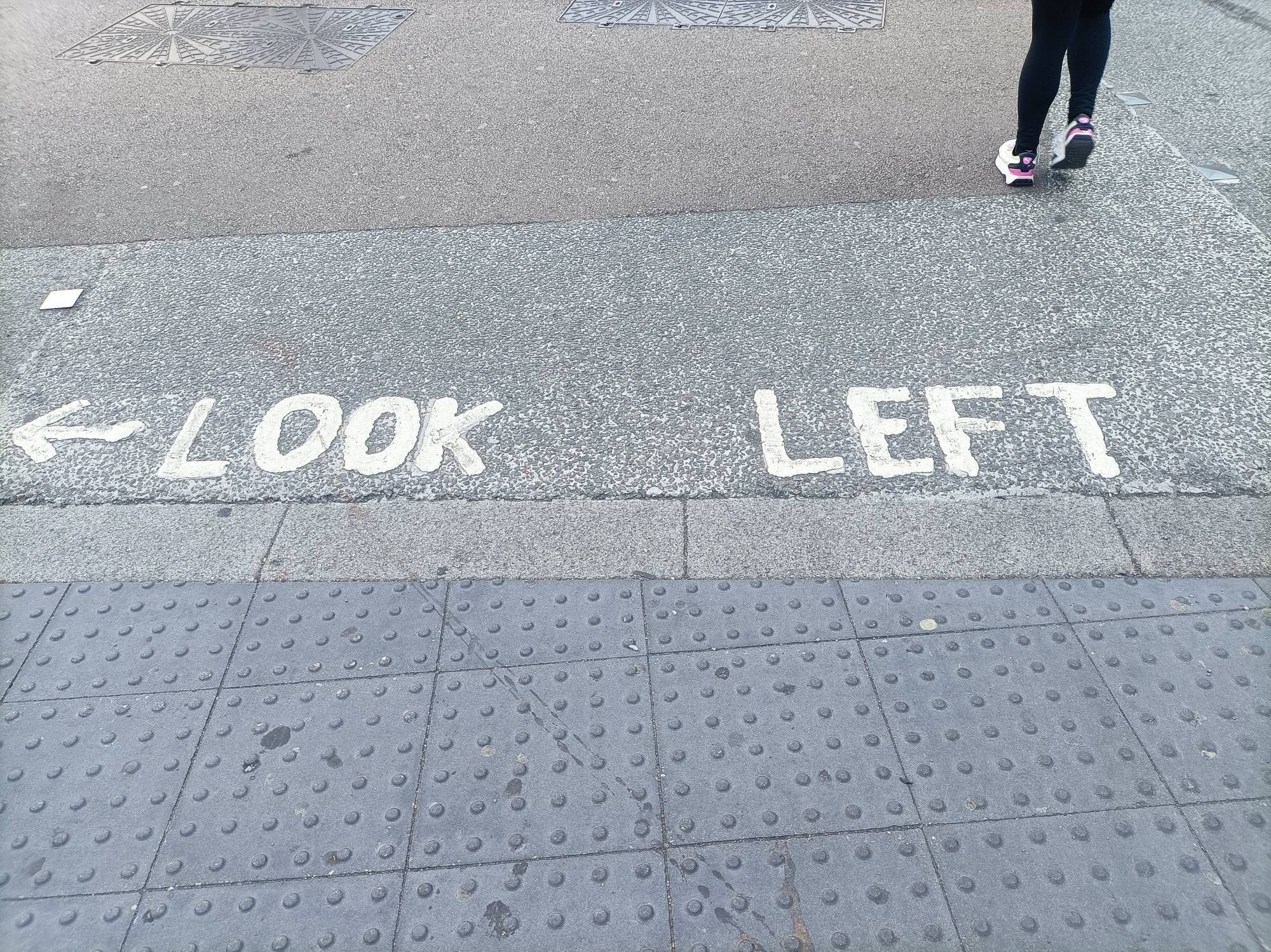 Op het asfalt: Look left