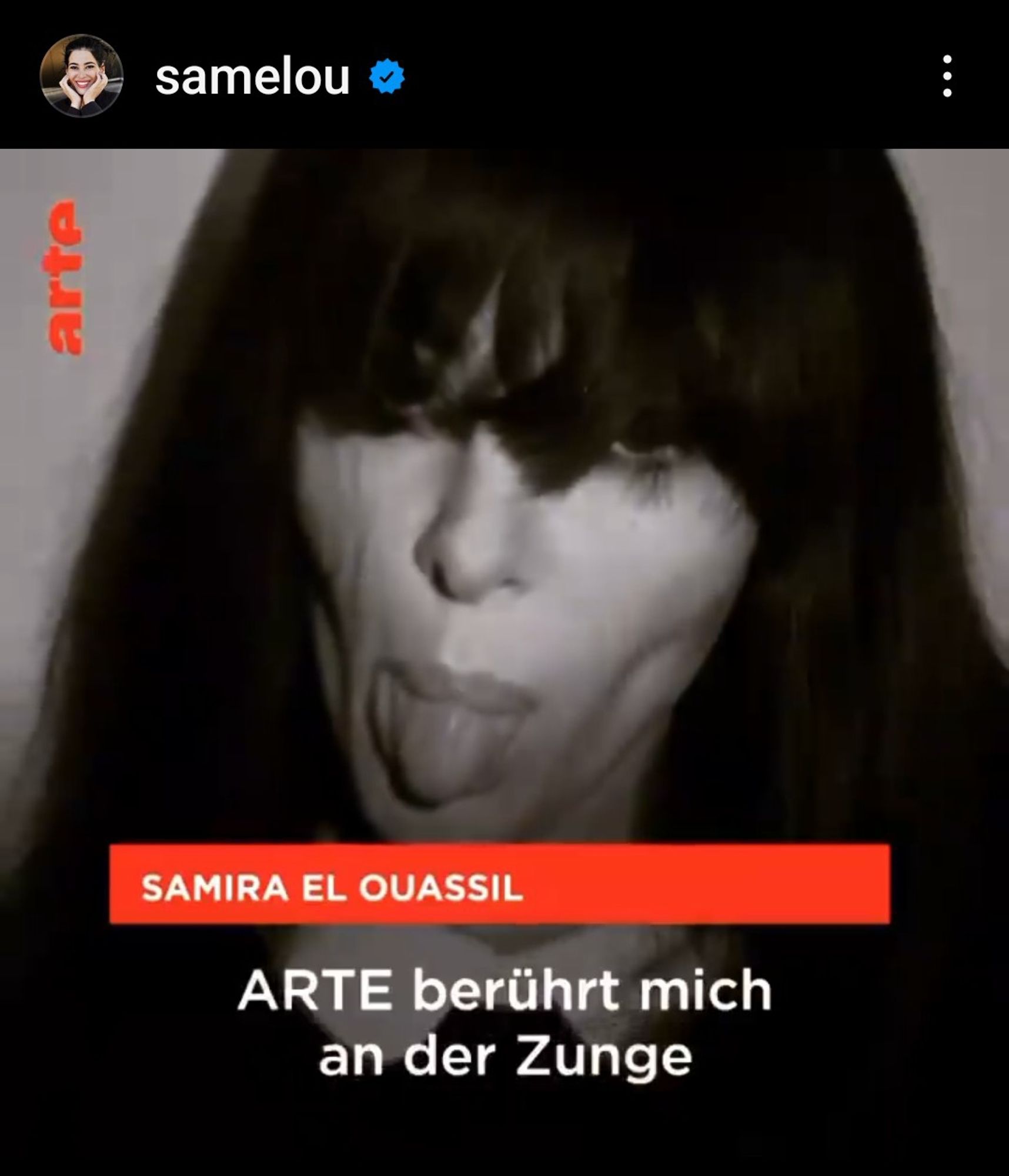 schwarz weiss foto von Samira El Ouassils Gesicht. Sie streckt die Zunge heraus.