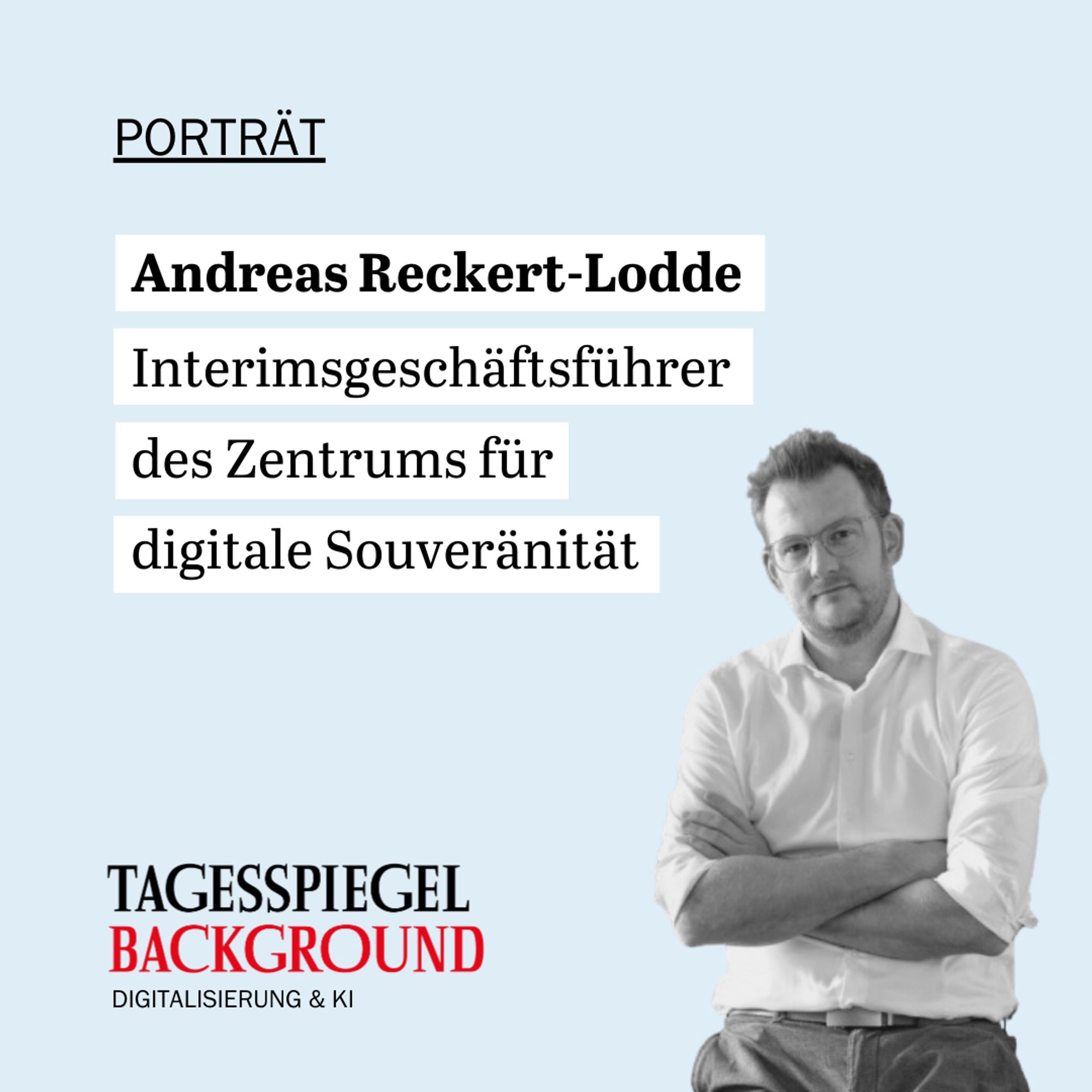 Schwarz-Weiß Bild von Andreas Reckert-Lodde, momentan noch Interimschef des Zentrum für digitale Souveränität (ZenDiS) schaut mit verschränkten Armen in die Kamera.